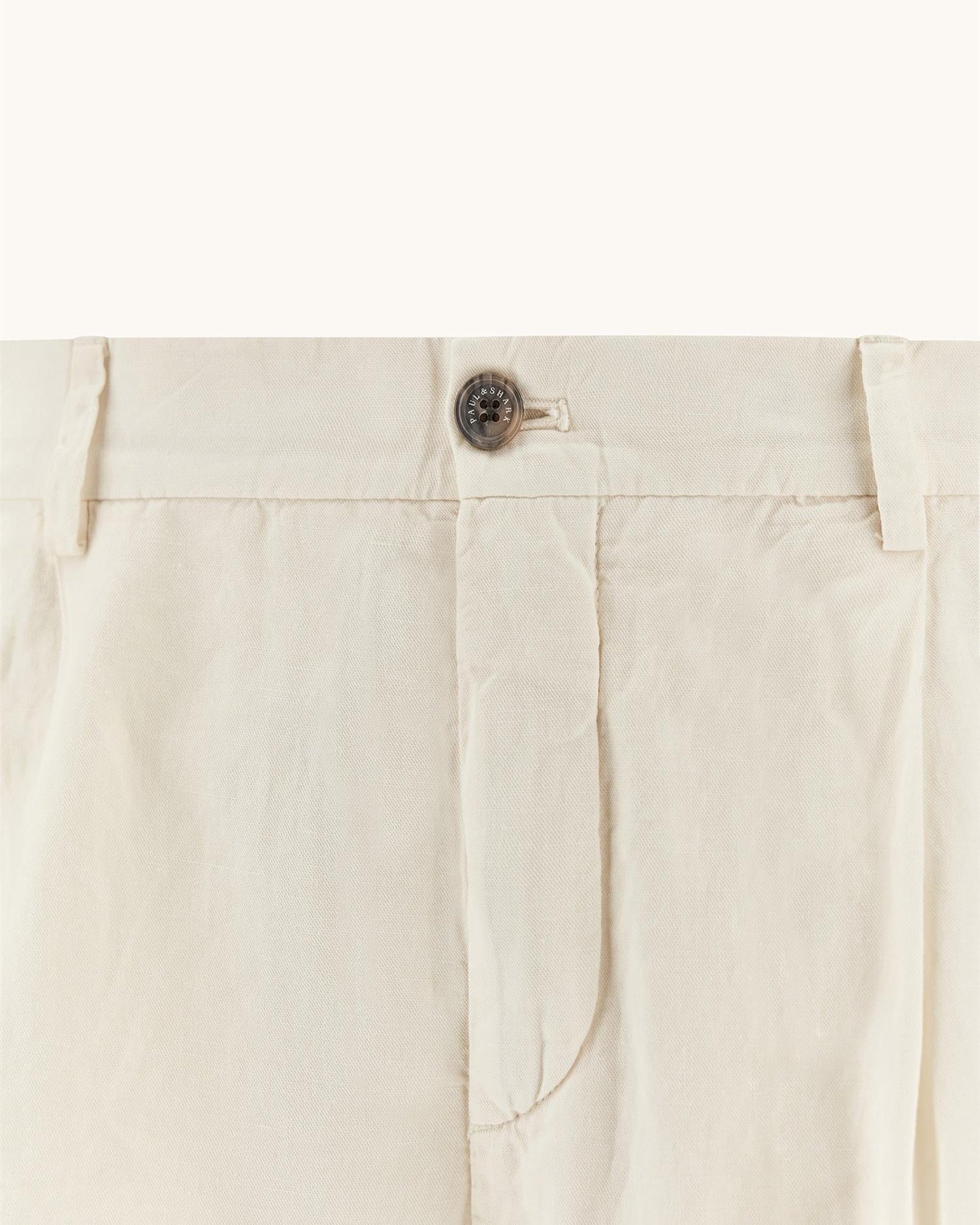 Produkt liggende flatt og folder ekstra synlig