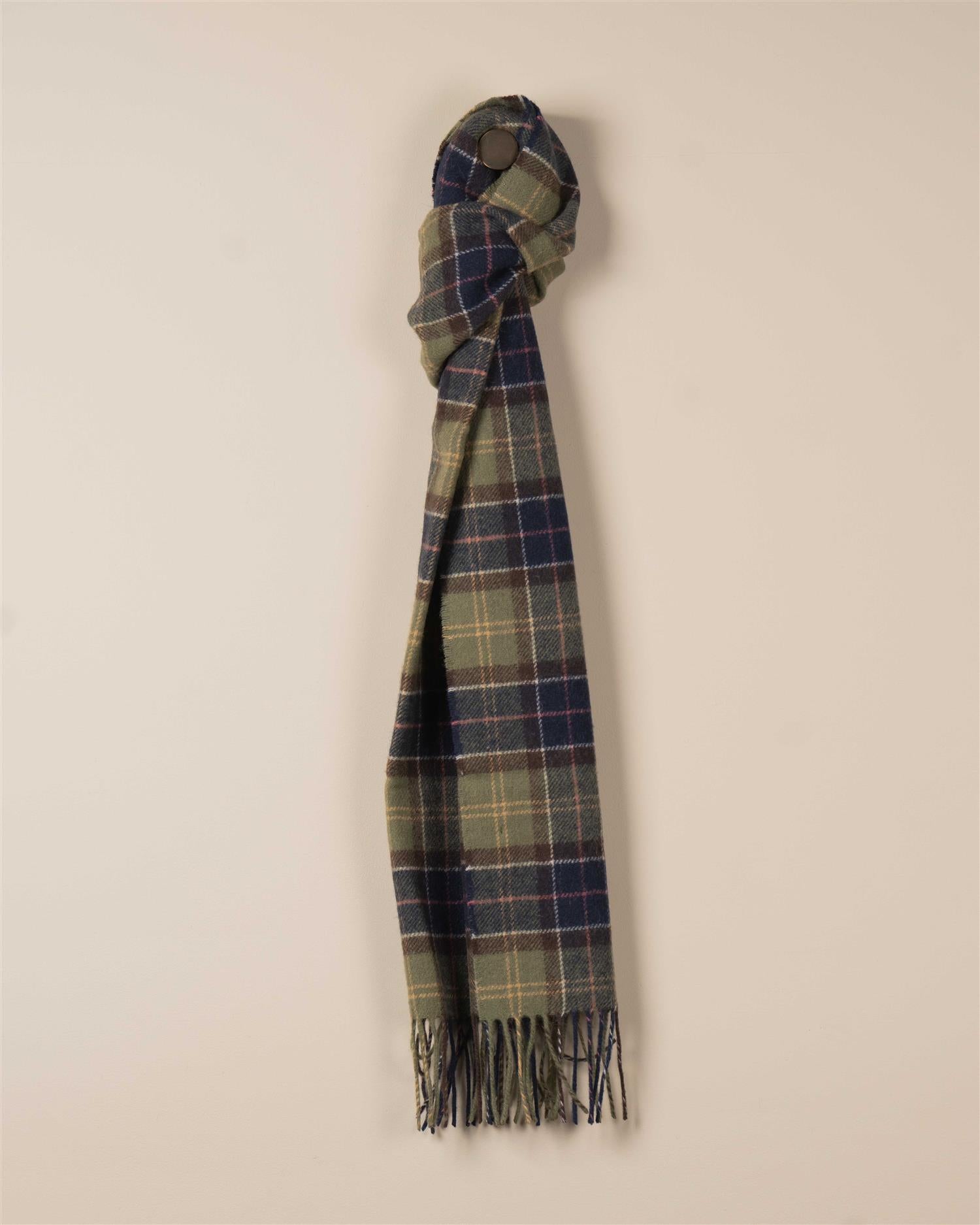 Mykt lammeullskjerf med tartanmønster fra Barbour