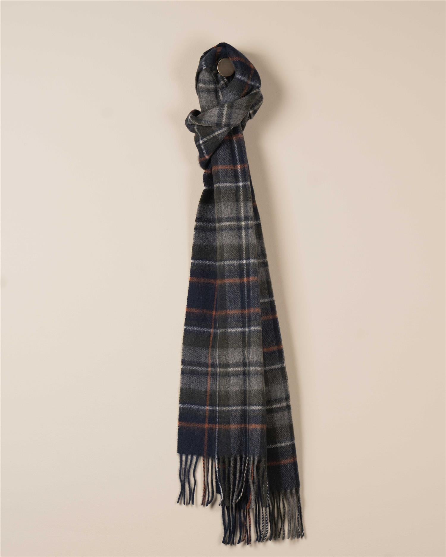 Mykt lammeullskjerf med tartanmønster fra Barbour