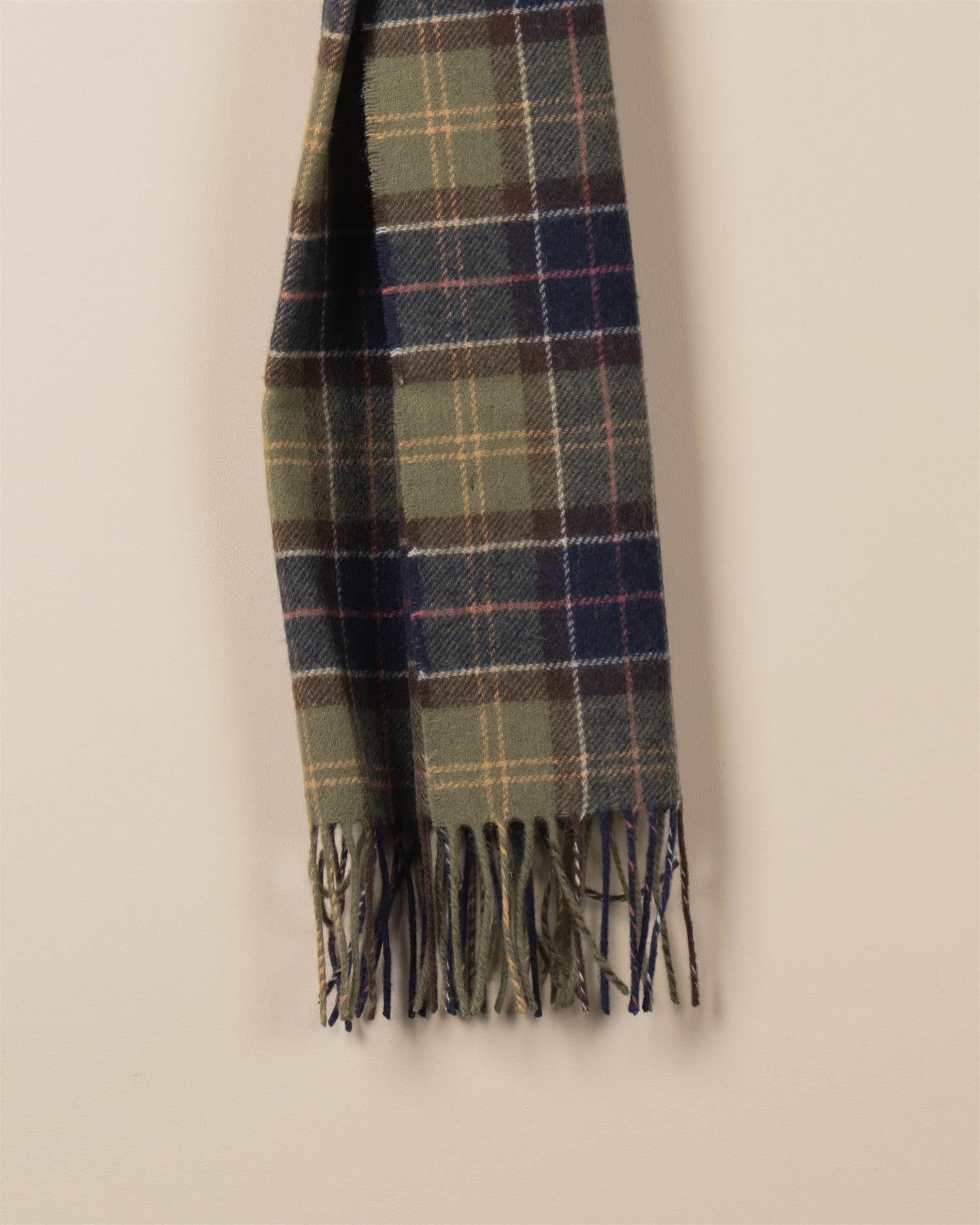 Mykt lammeullskjerf med tartanmønster fra Barbour