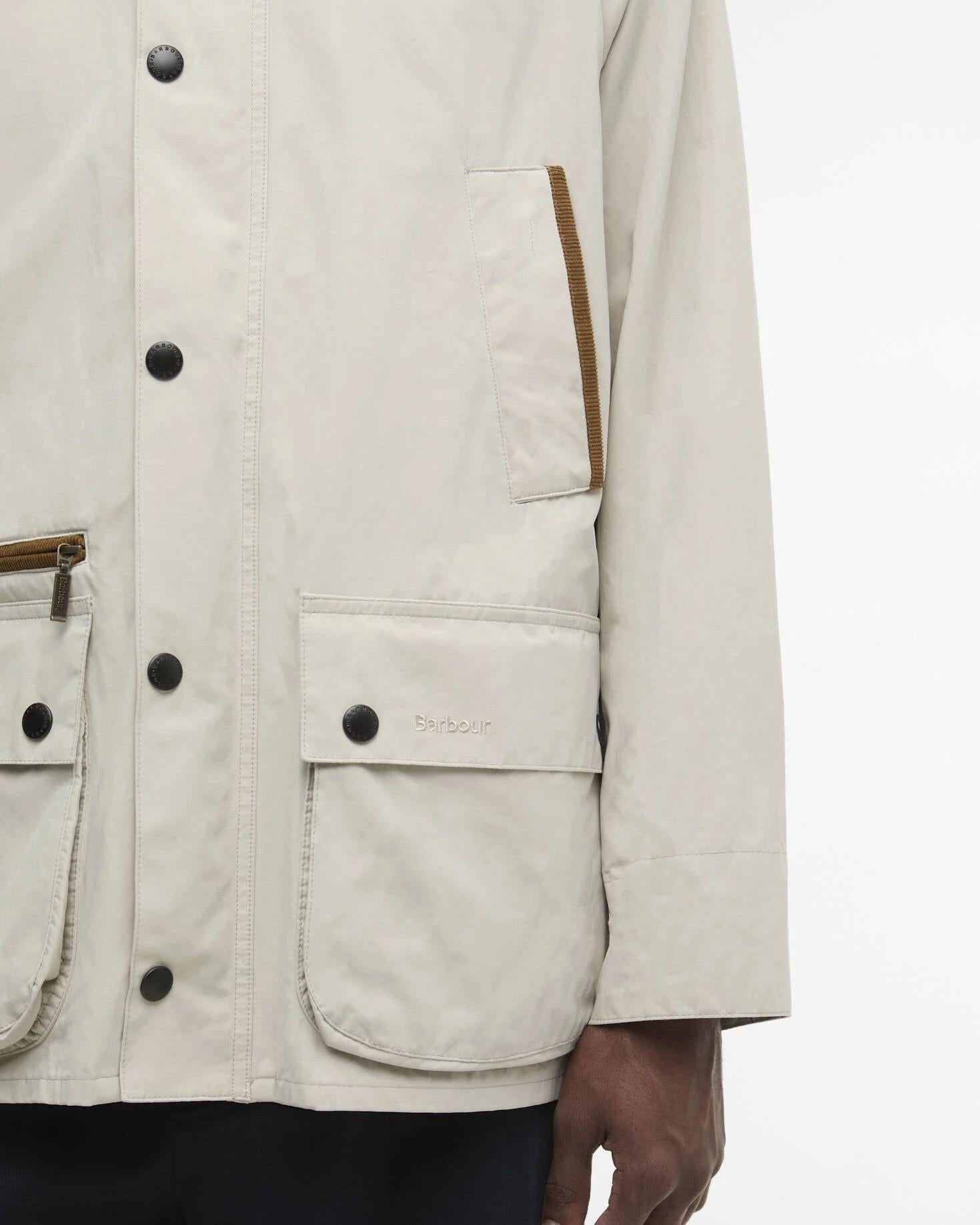 Nærbilde av rygg med krage, logo og mulgihet for å henge opp jakken