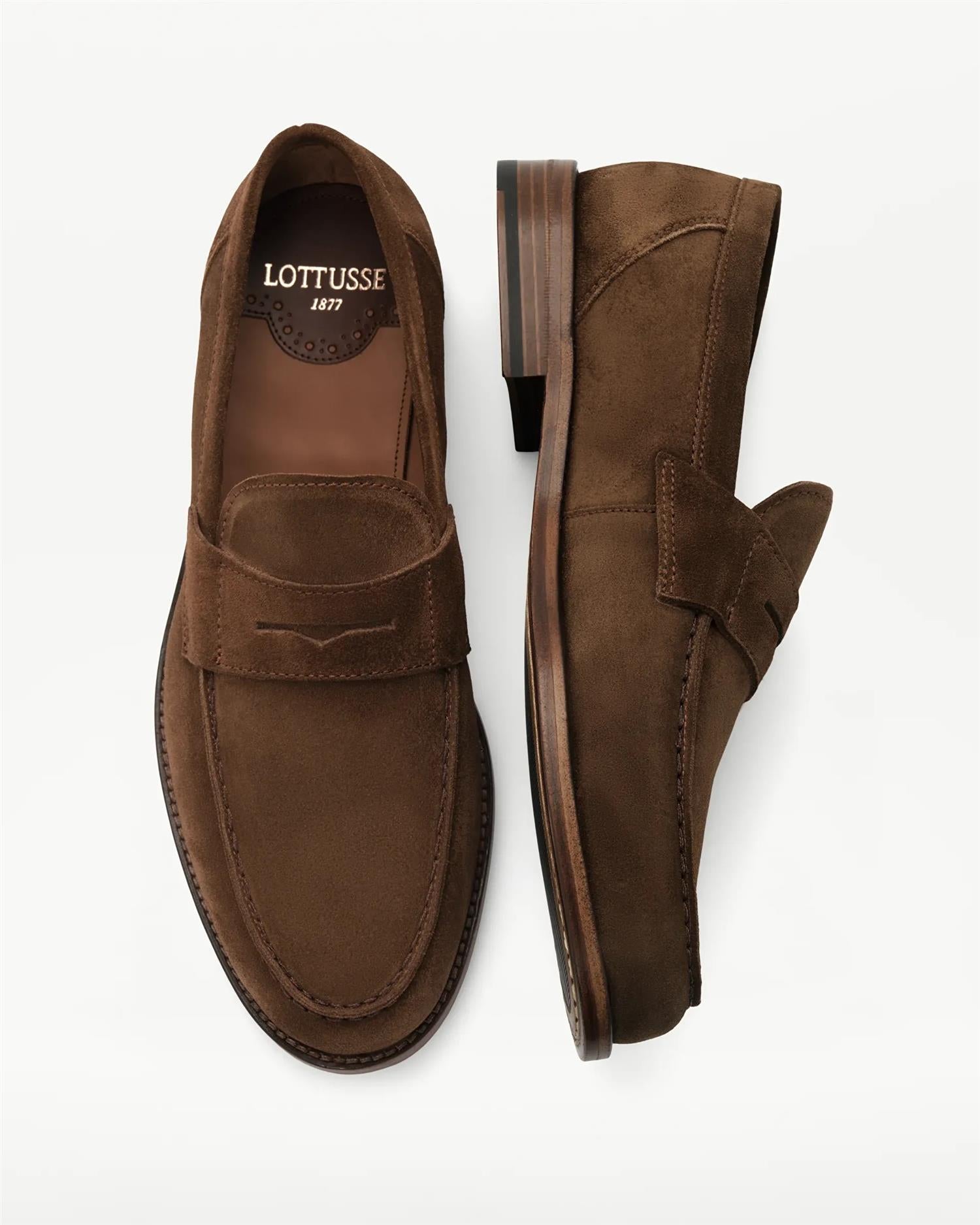 Brune loafers i semsket skinn fra Lottusse vist ovenfra og fra siden med brun såle og klassisk penny-detalj.