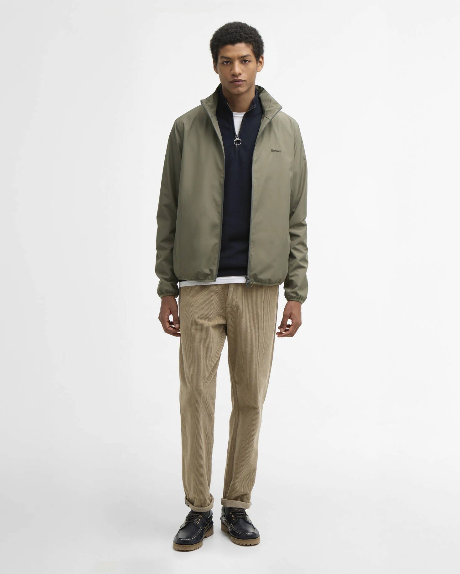 Olivengrønn Barbour jakke med stand collar, glidelåslukking og minimalistisk design i vannavvisende materiale.