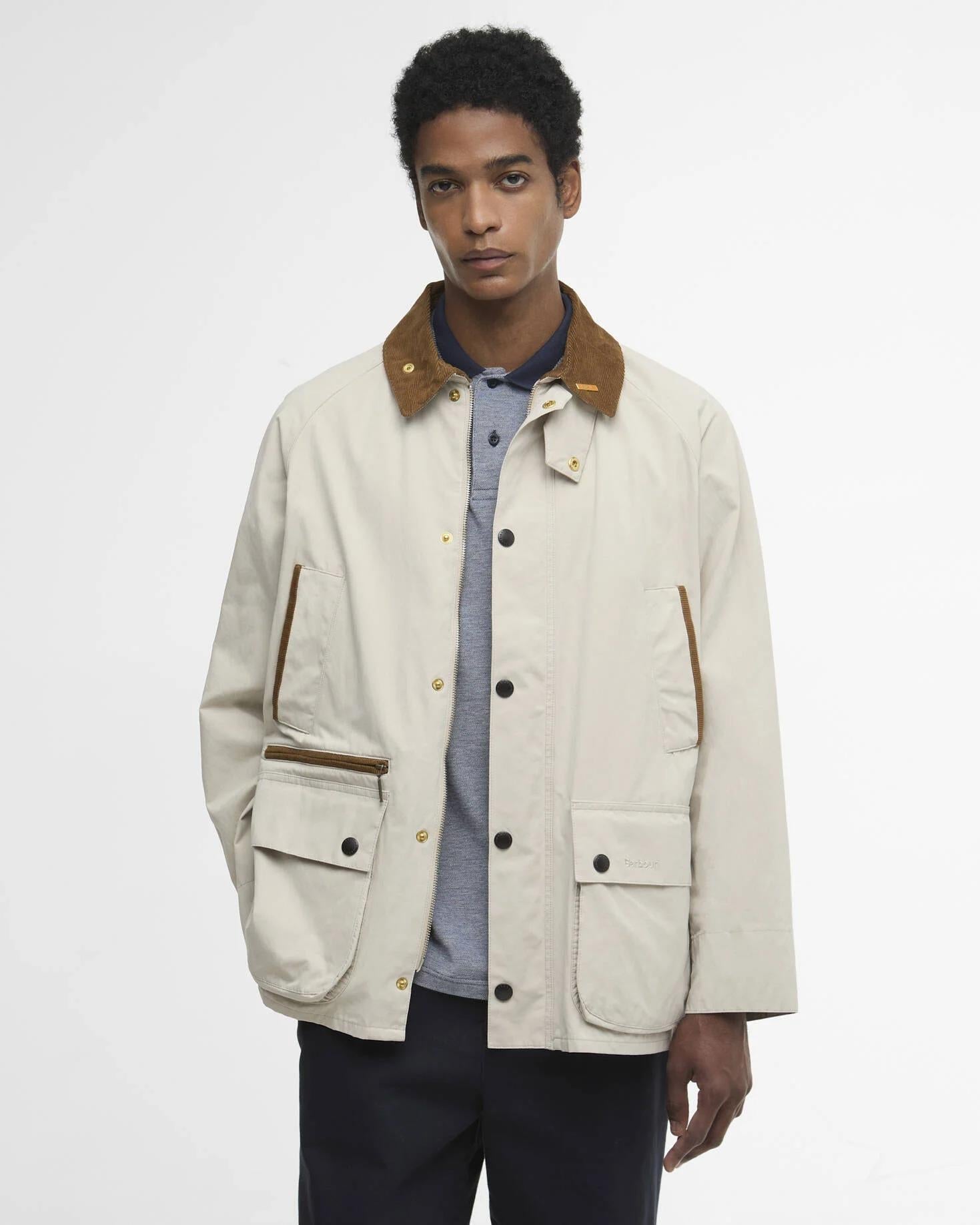 Lys beige Barbour Icons Bedale Casual Jacket på modell. Bildet er forfra