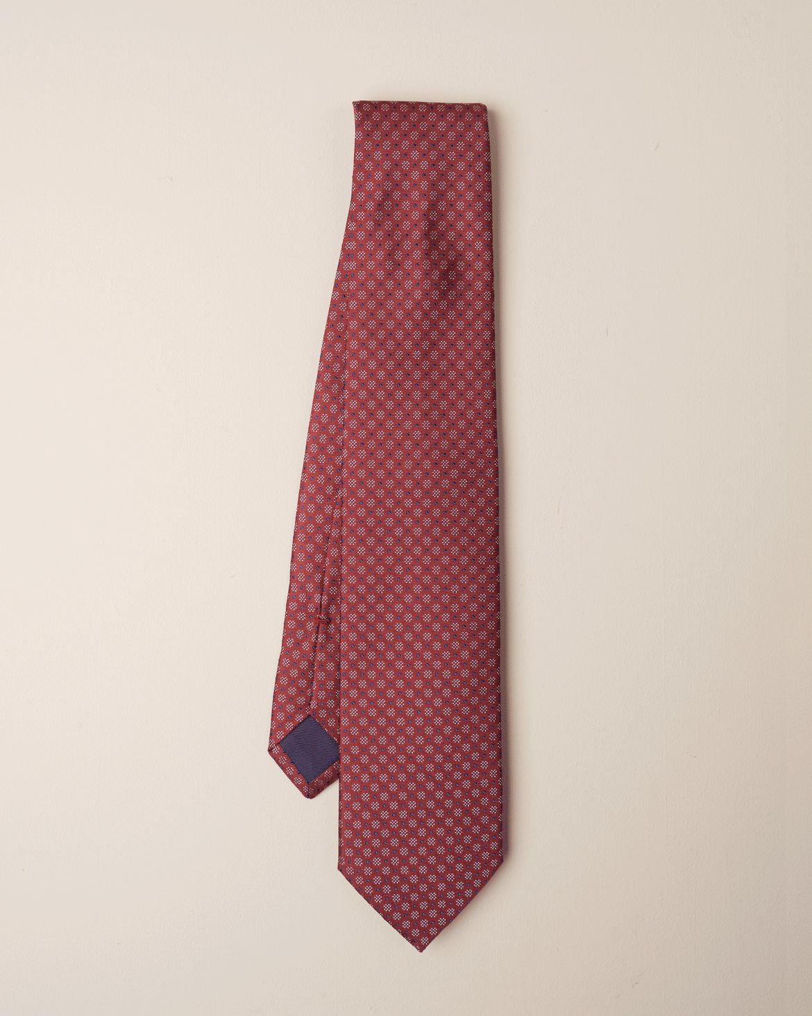 rødt mønstret slips, med grafisk mønsker i hvitt og blått