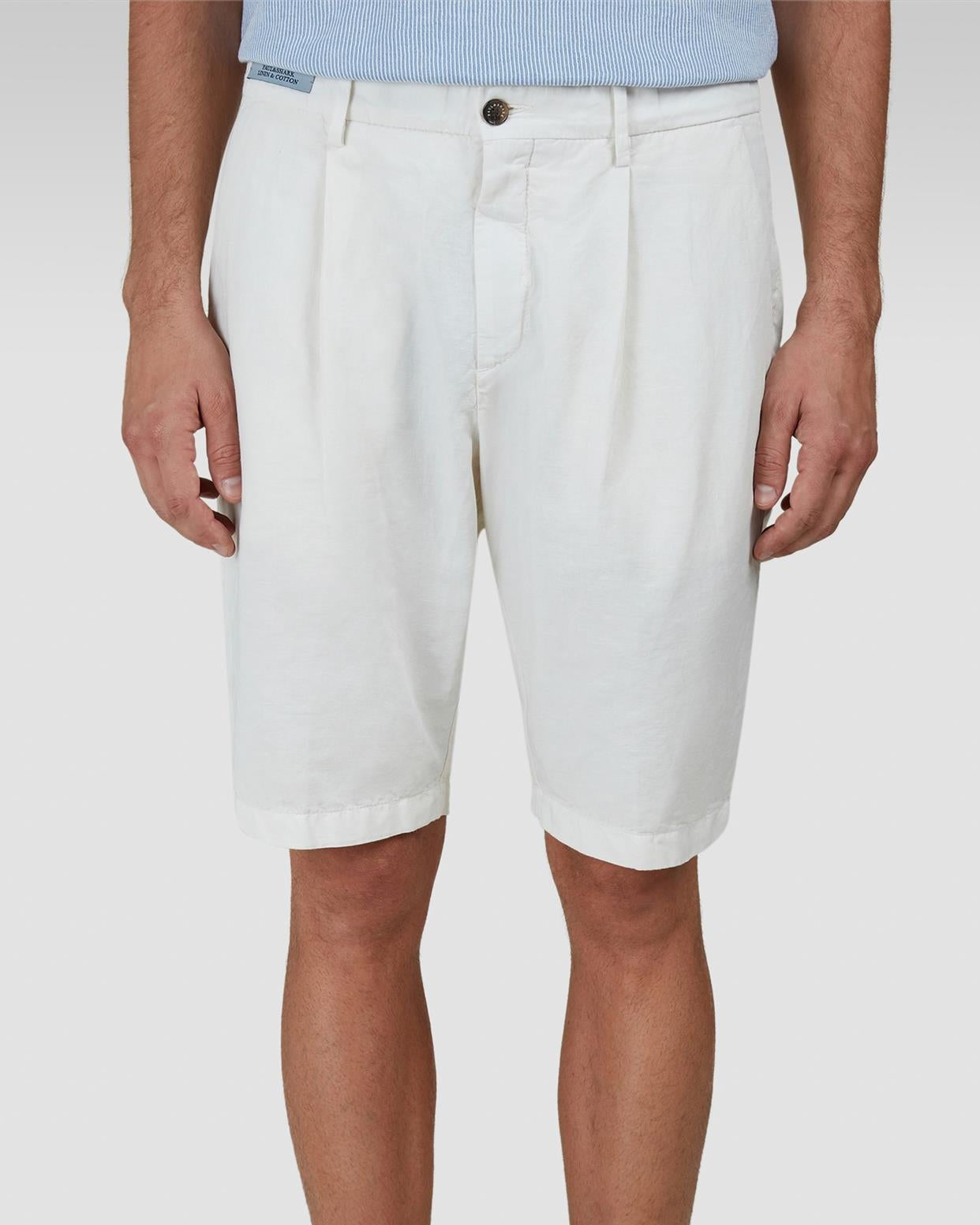 Bakside av bermudashortsen viser knappede baklommer og regular fit passform.