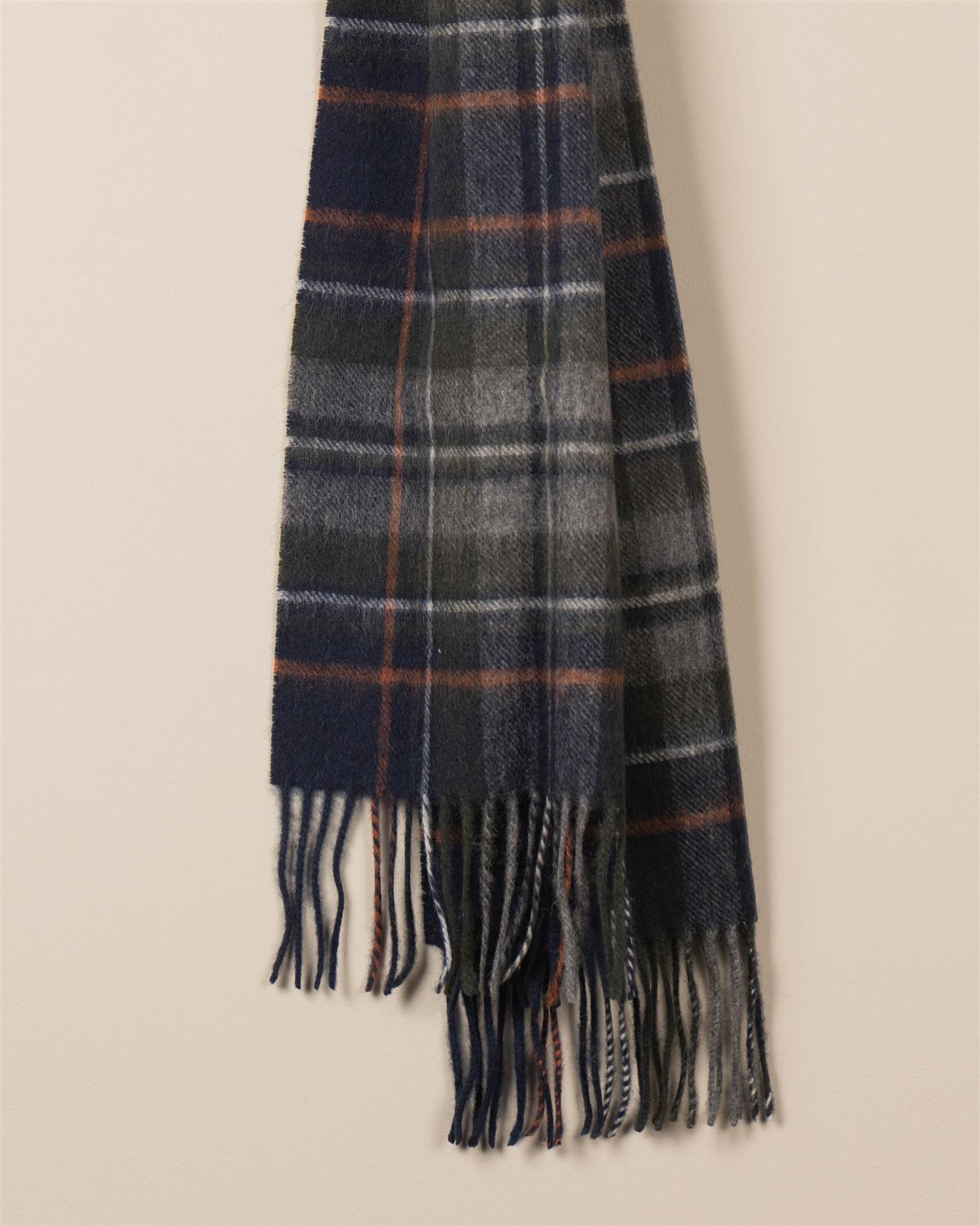 Mykt lammeullskjerf med tartanmønster fra Barbour