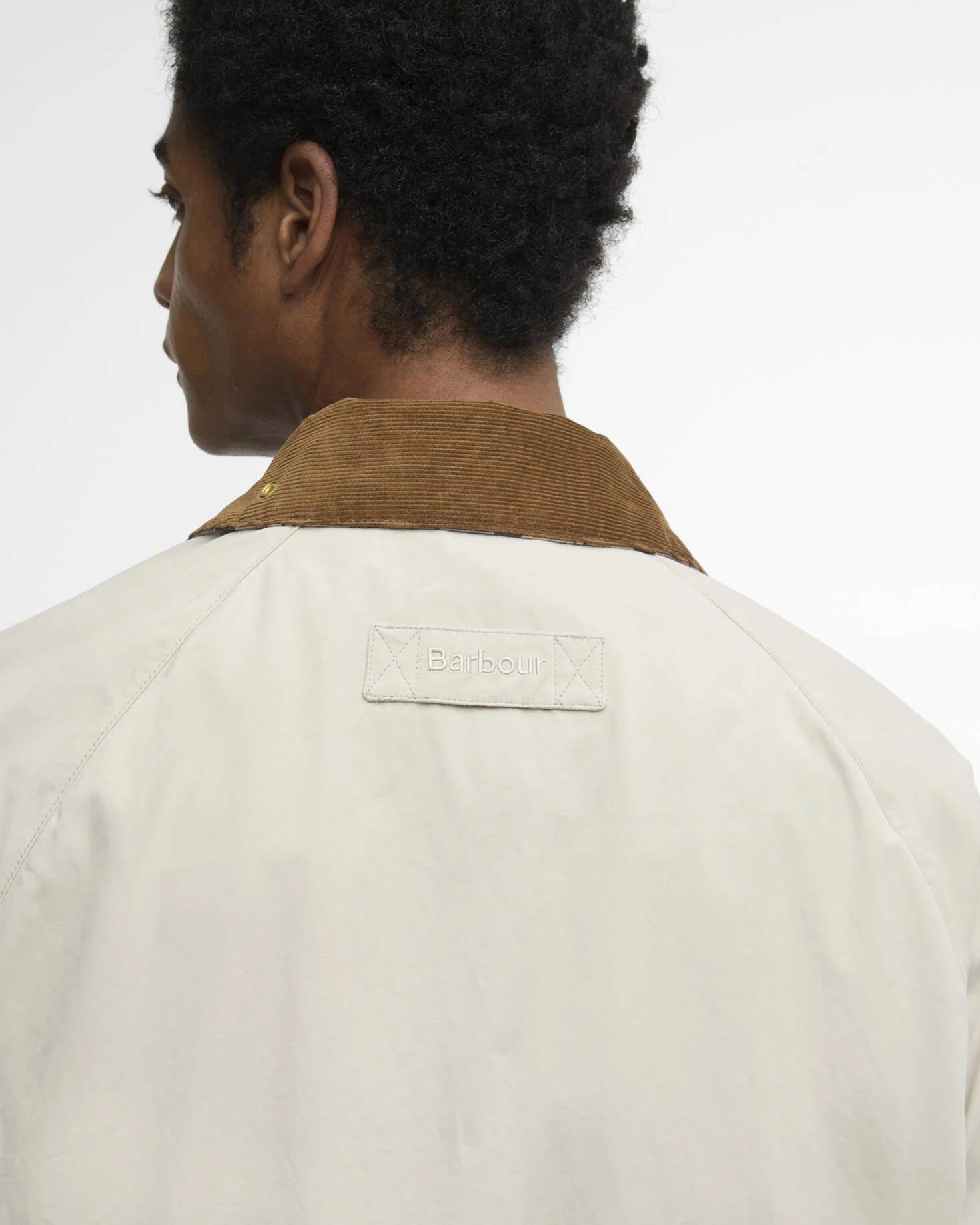 Detaljbilde av at kragen er brettet opp