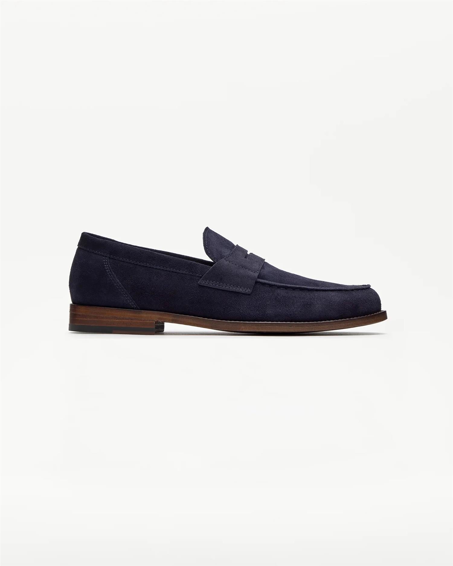 Navy blå Lottusse loafers i semsket skinn med klassisk penny-design og elegant, avrundet front. Bildet sett fra siden