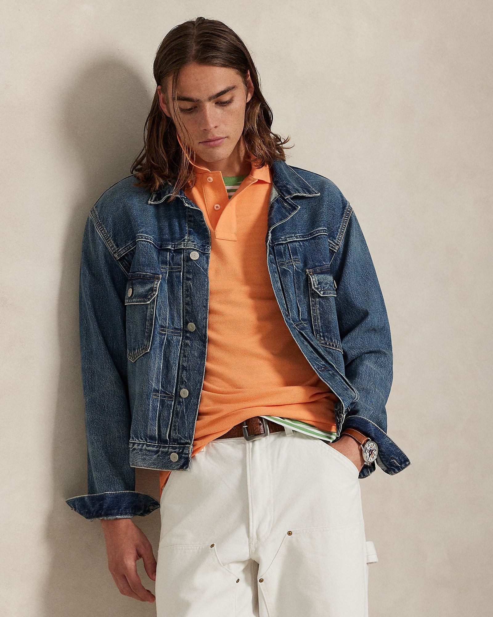 Modell i helfigur med et helt antrekk med plagget