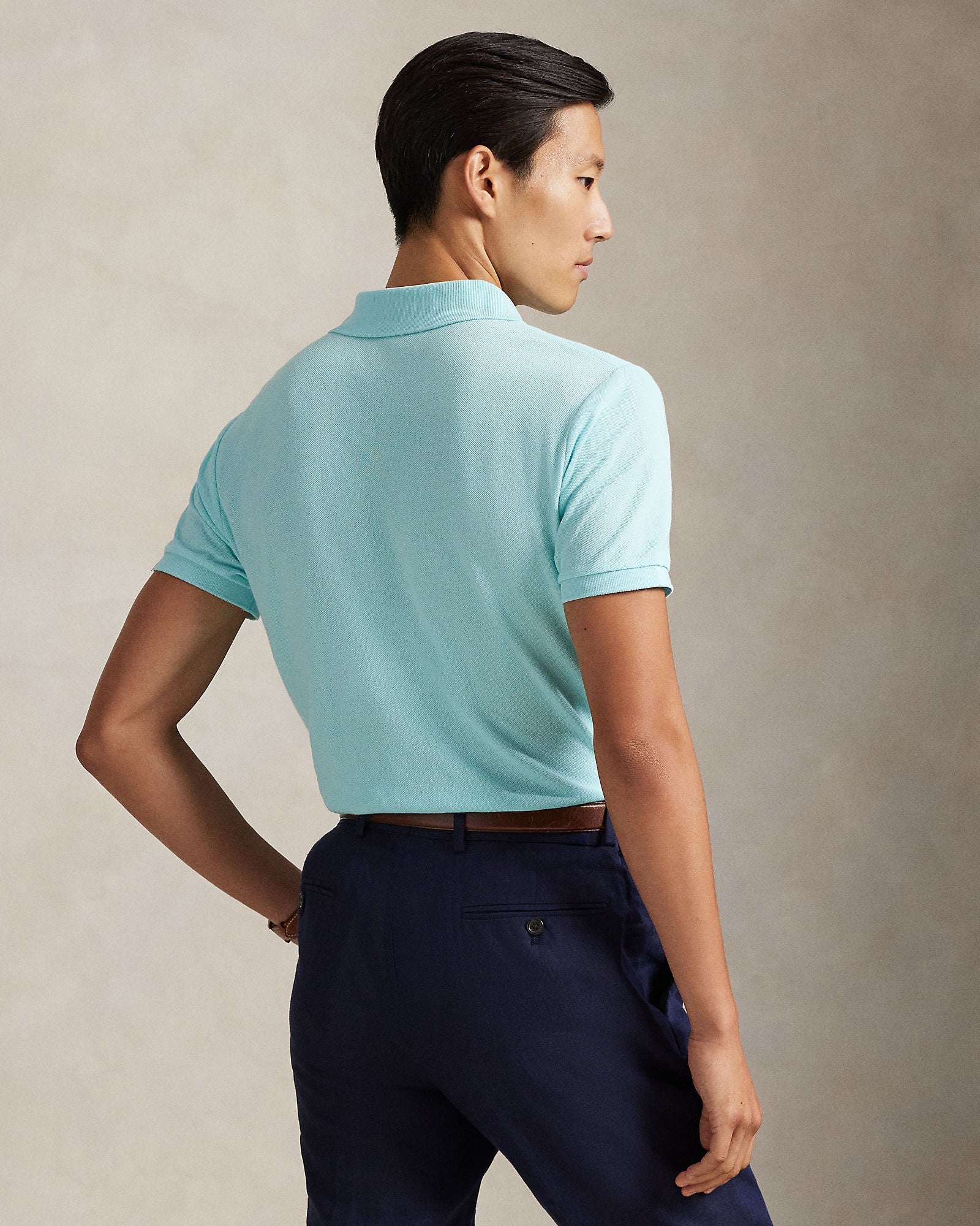 Halvfigur fra baksiden, modell med plagget på sammen med en bukse