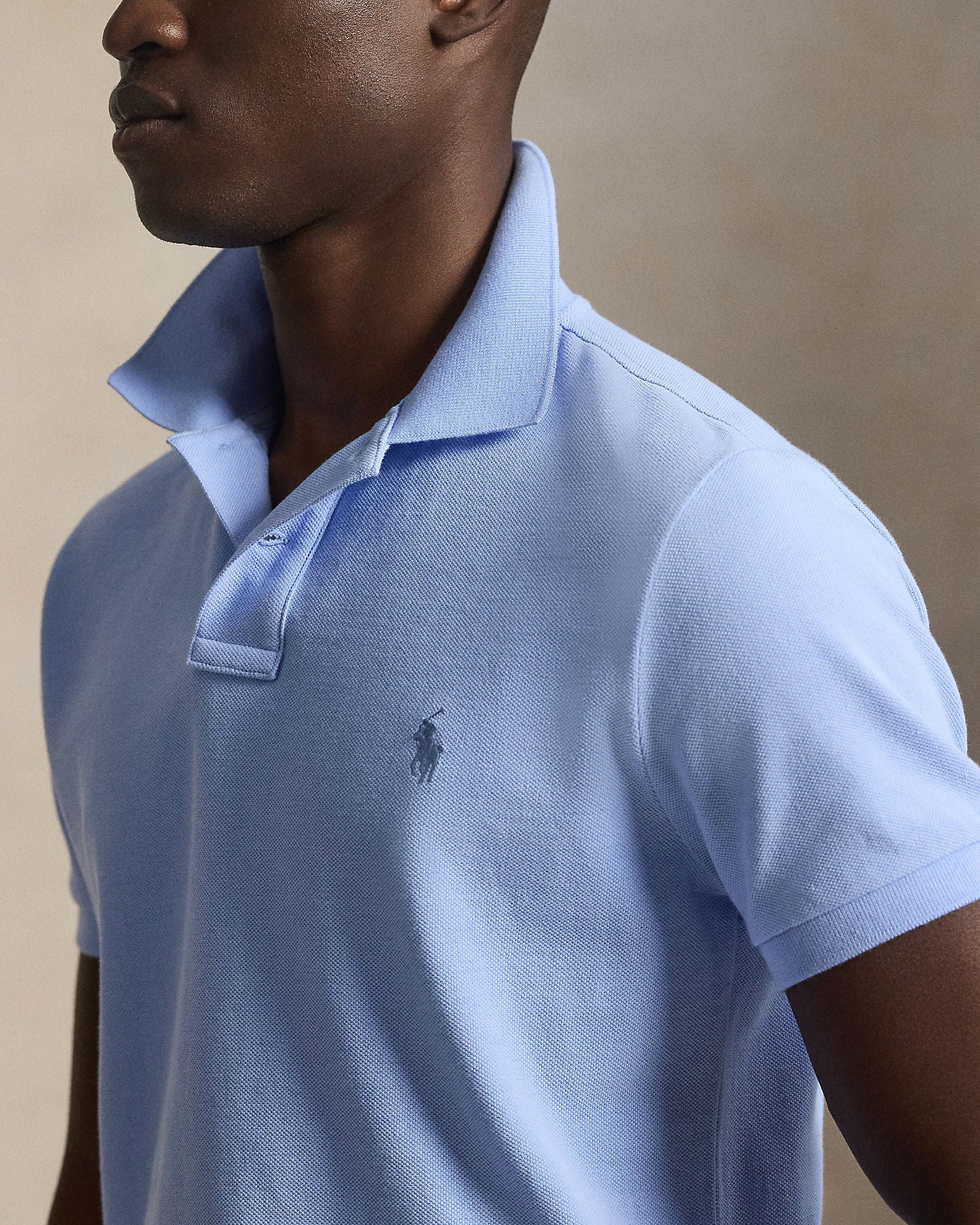 Nærbilde av pique, viser brystpartiet og logo