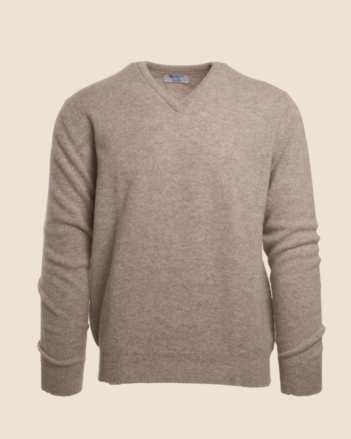 Lammeullsgenser V-hals Beige-JOHNSTONS OF ELGIN-www.gunnaroye.no