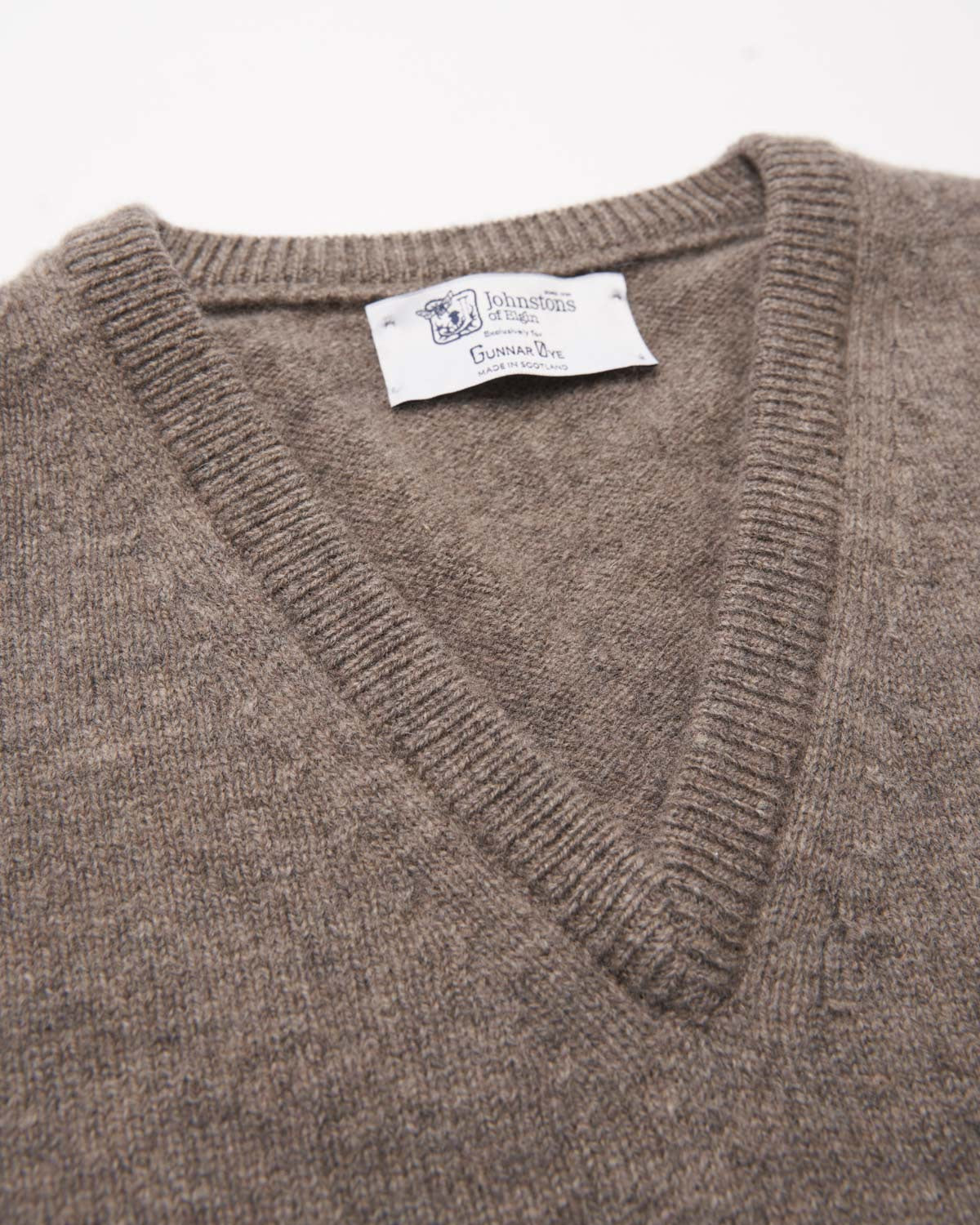 Lammeullsgenser V-hals Lys Brun-JOHNSTONS OF ELGIN-www.gunnaroye.no