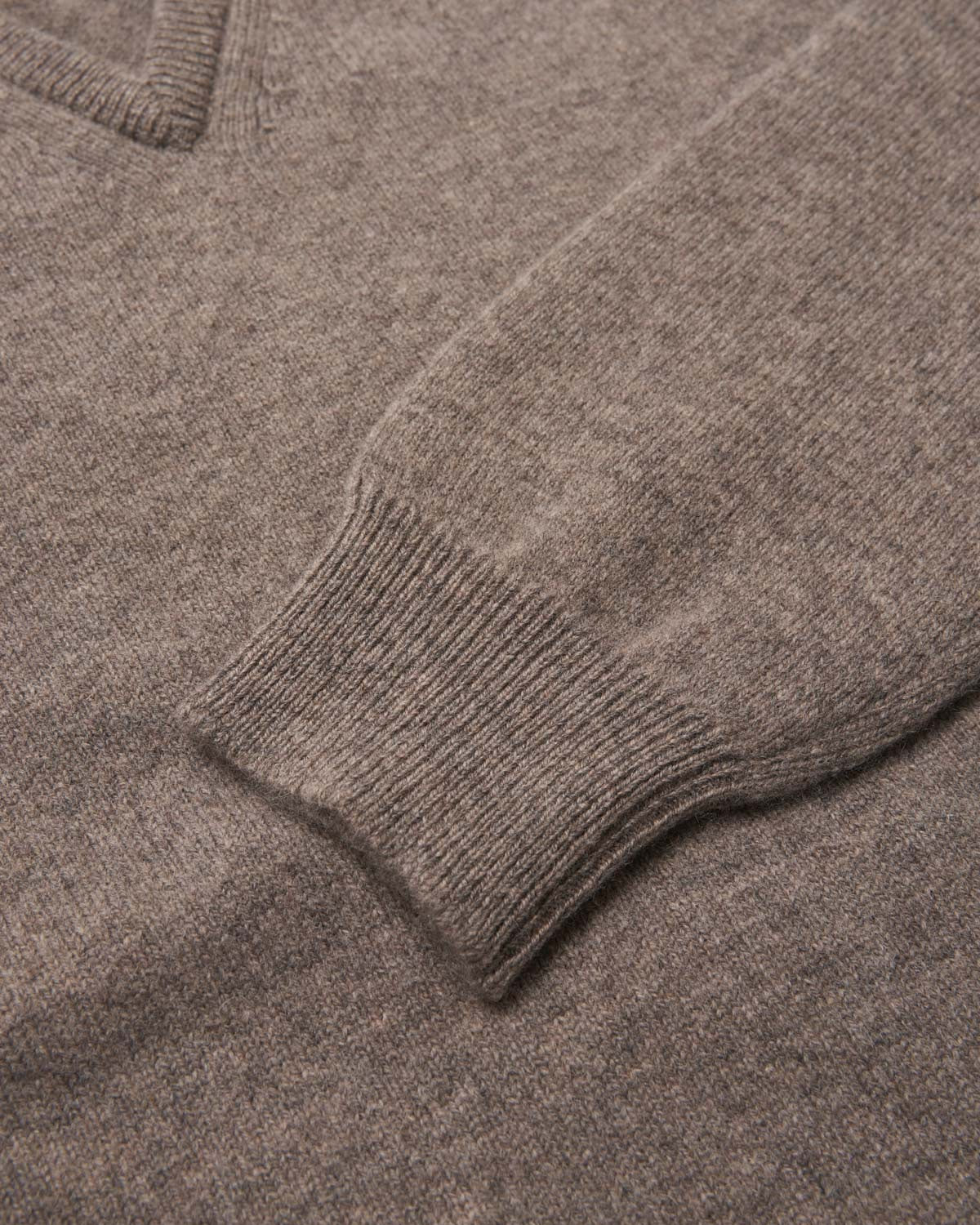 Lammeullsgenser V-hals Lys Brun-JOHNSTONS OF ELGIN-www.gunnaroye.no