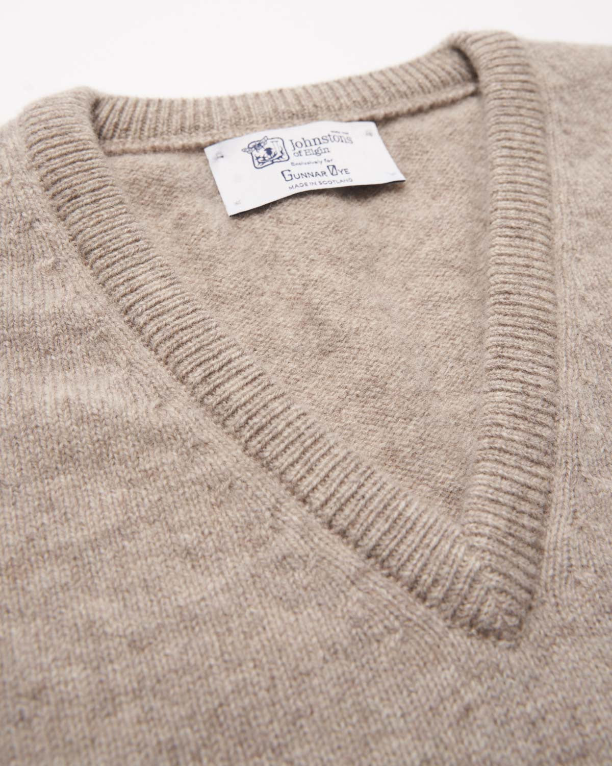 Lammeullsgenser V-hals Beige-JOHNSTONS OF ELGIN-www.gunnaroye.no