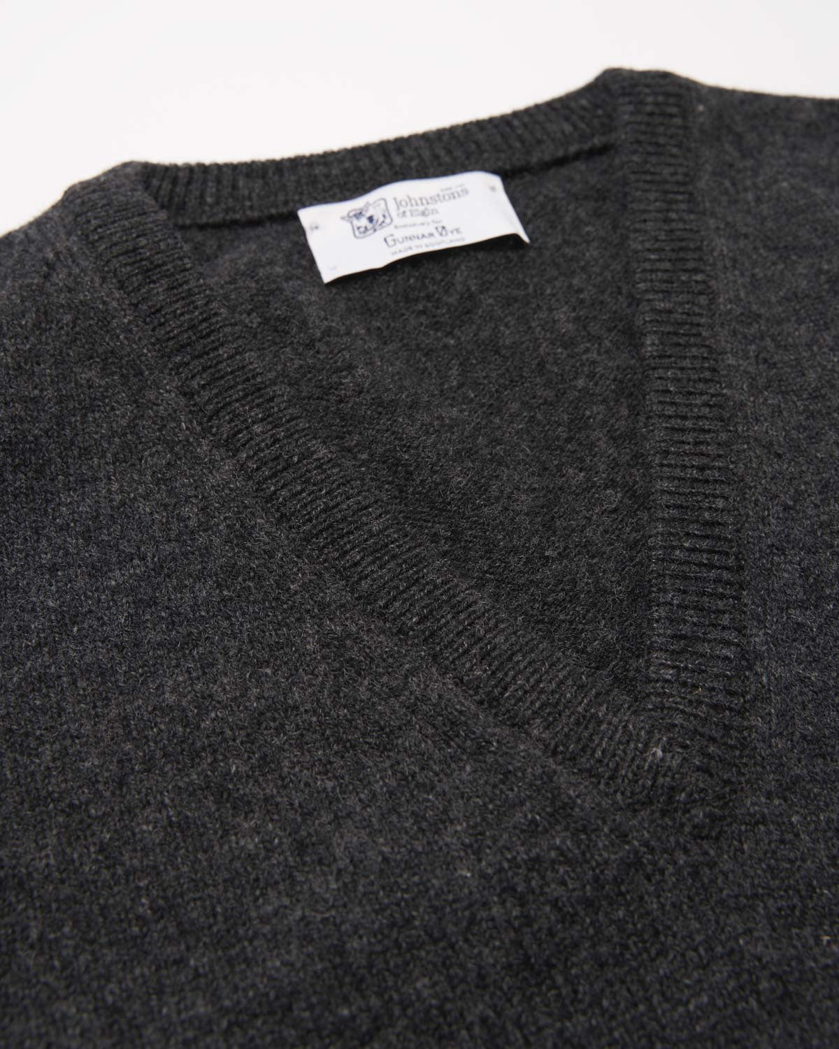 Lammeullsgenser V-hals Grå-JOHNSTONS OF ELGIN-www.gunnaroye.no