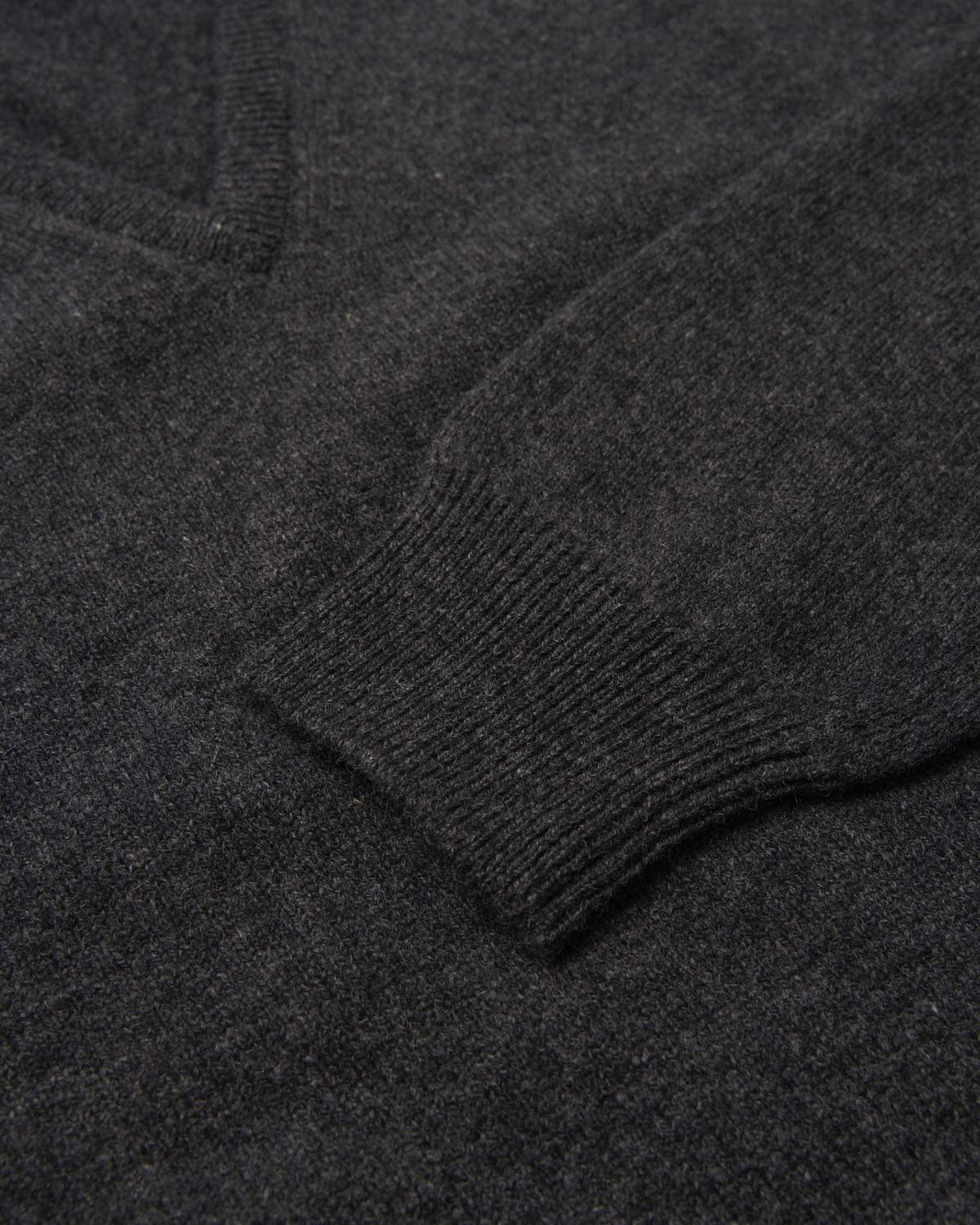 Lammeullsgenser V-hals Grå-JOHNSTONS OF ELGIN-www.gunnaroye.no