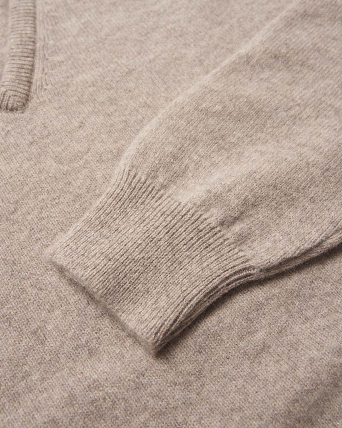 Lammeullsgenser V-hals Beige-JOHNSTONS OF ELGIN-www.gunnaroye.no