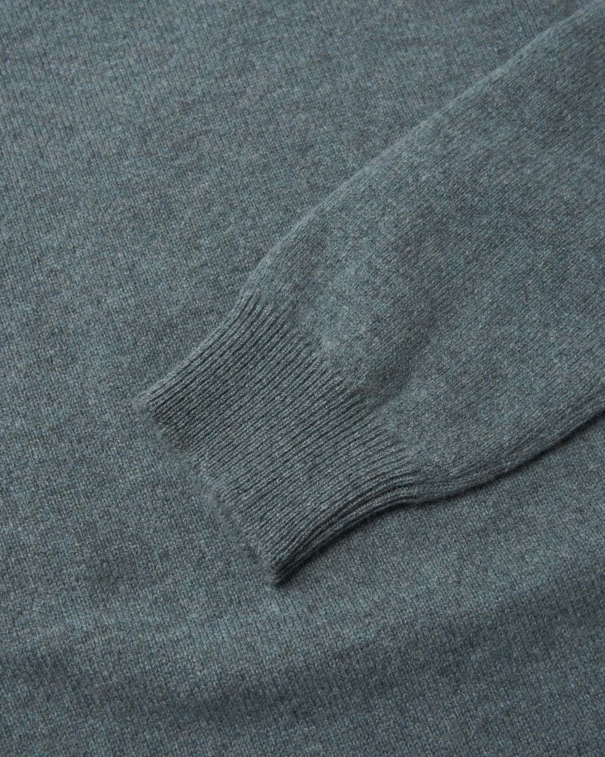 Lammeullsgenser V-hals Sjøgrønn-JOHNSTONS OF ELGIN-www.gunnaroye.no