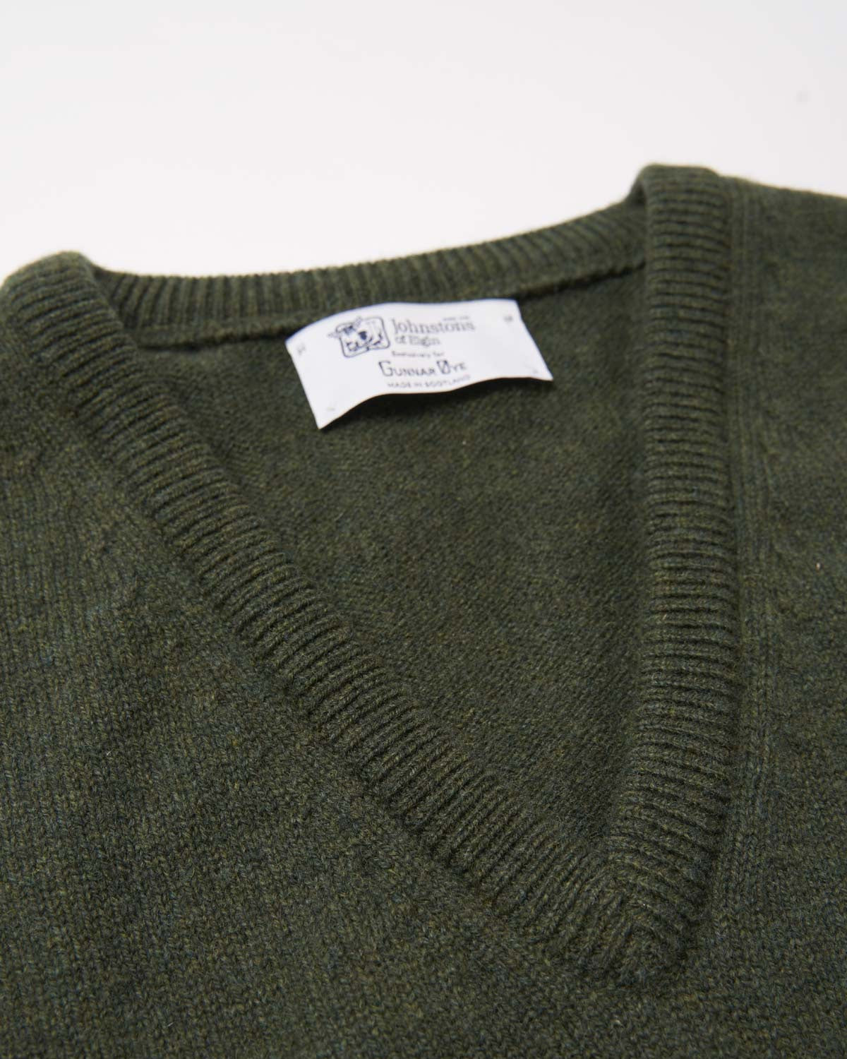 Lammeullsgenser V-hals Grønn-JOHNSTONS OF ELGIN-www.gunnaroye.no
