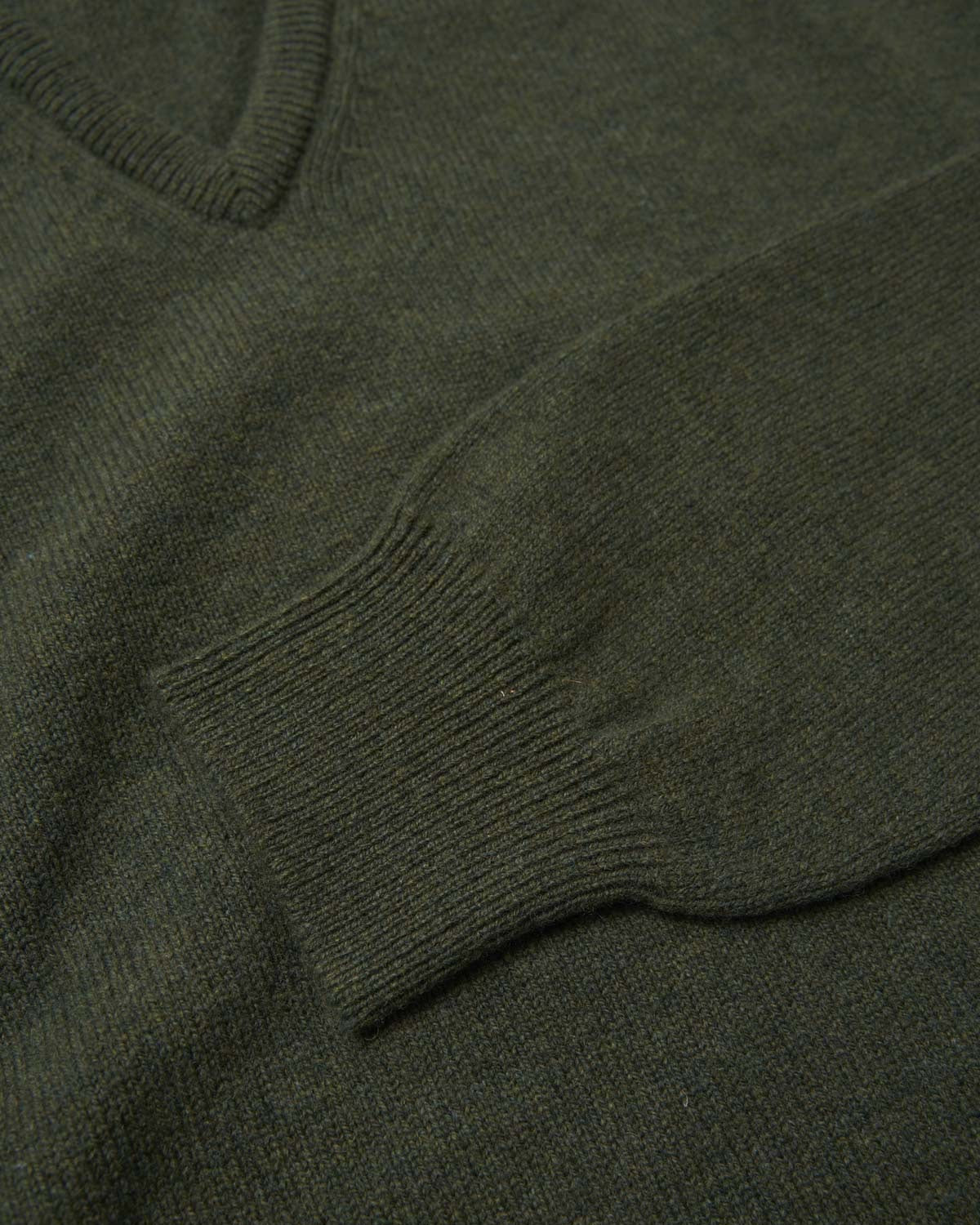 Lammeullsgenser V-hals Grønn-JOHNSTONS OF ELGIN-www.gunnaroye.no