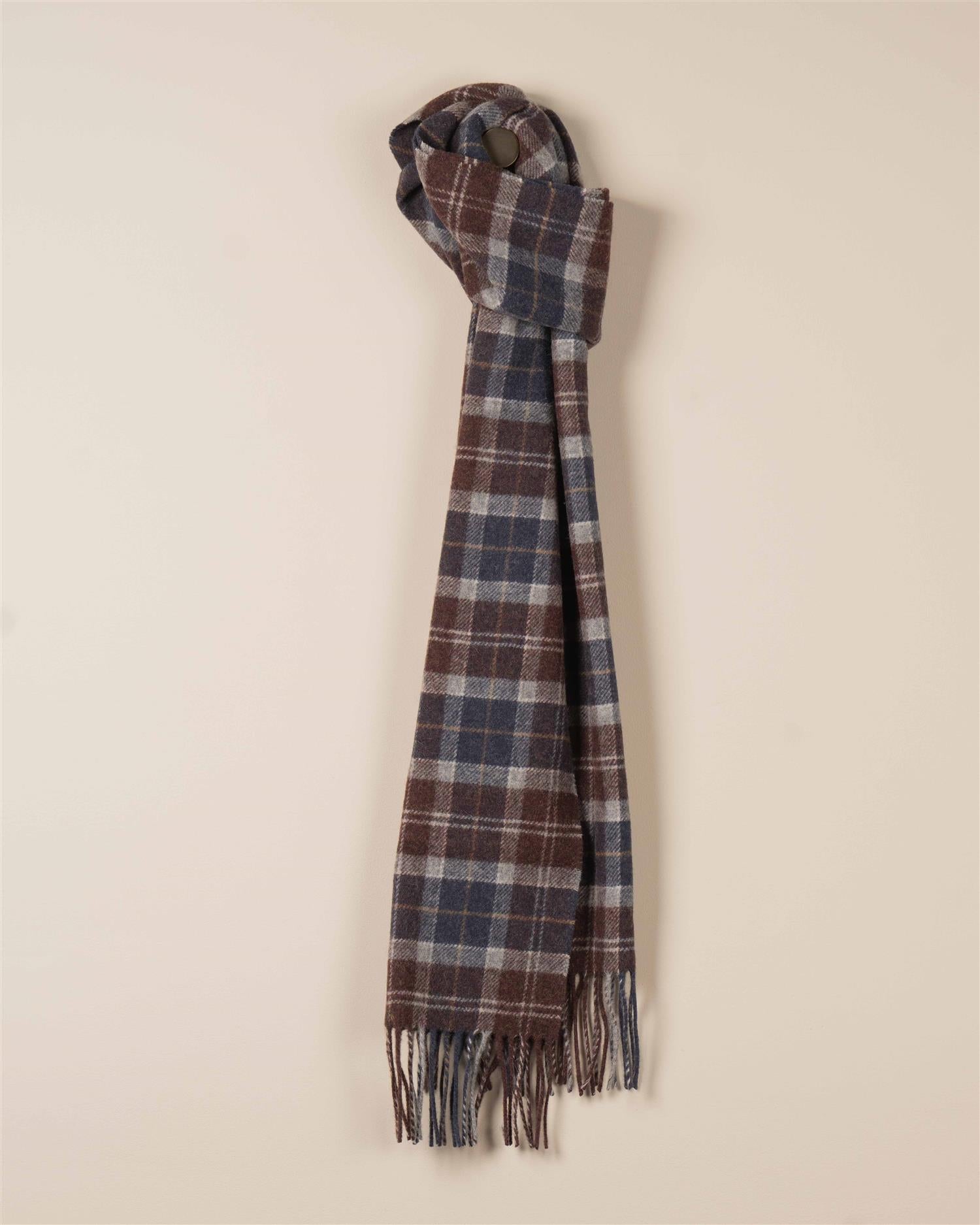 Mykt lammeullskjerf med tartanmønster fra Barbour