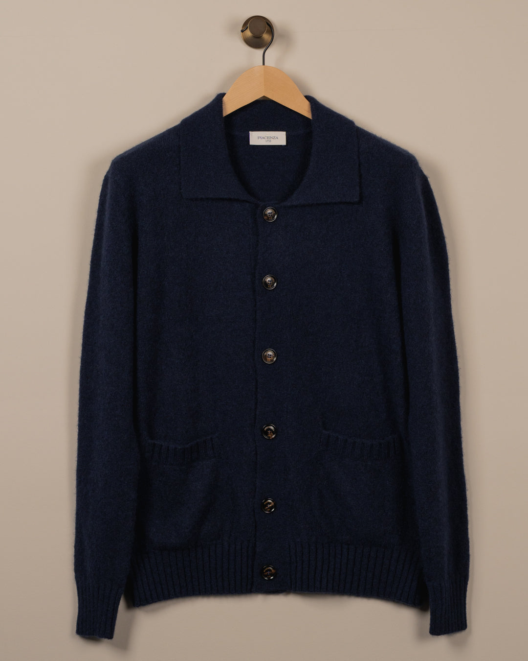 Piacenza navy cardigan i kasjmir og silke med krage og knapper, sett forfra