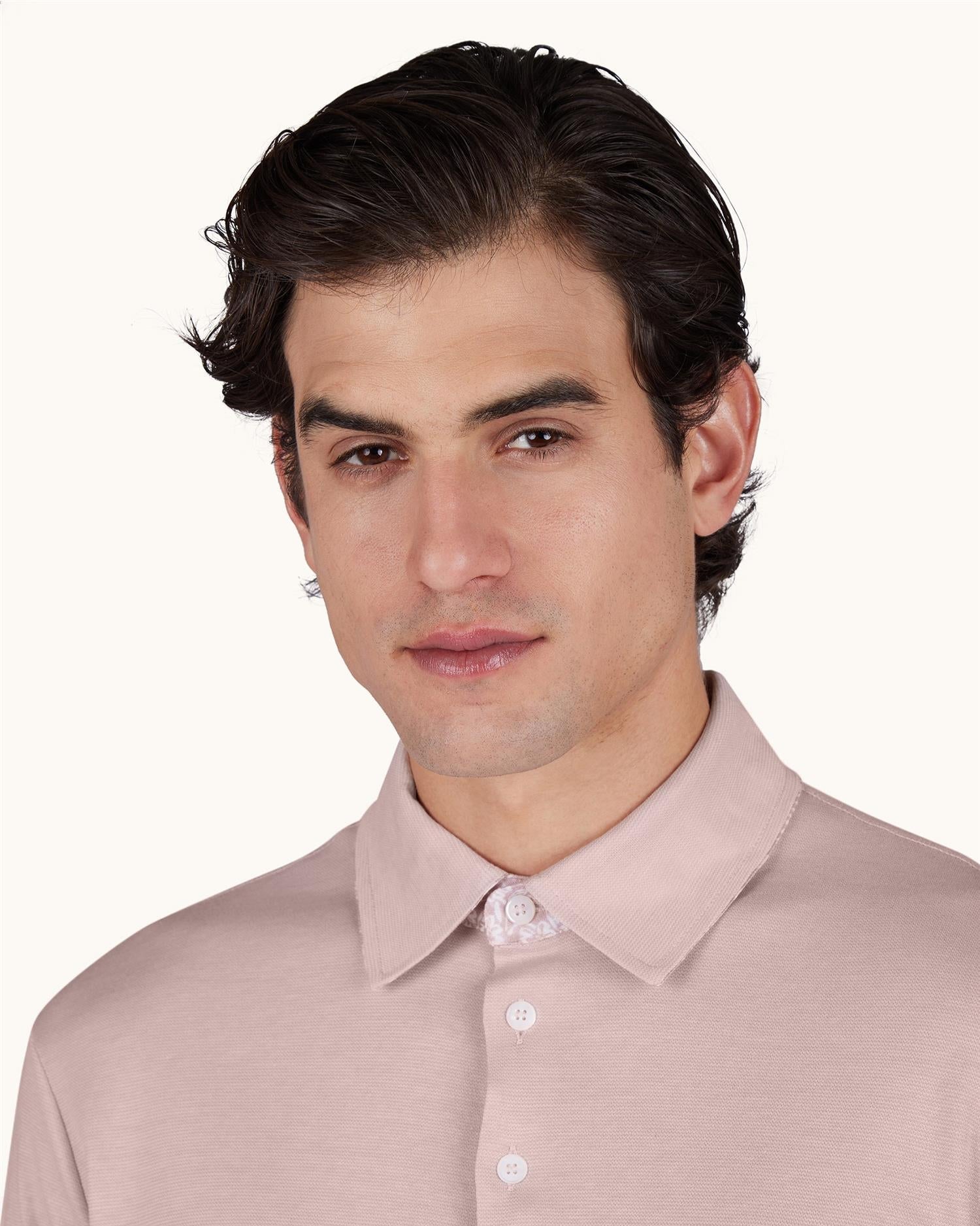 Detaljbilde av lyserosa Paul & Shark polo som viser krage, knappestolpe og myk interlock-struktur i bomull og lyocell.