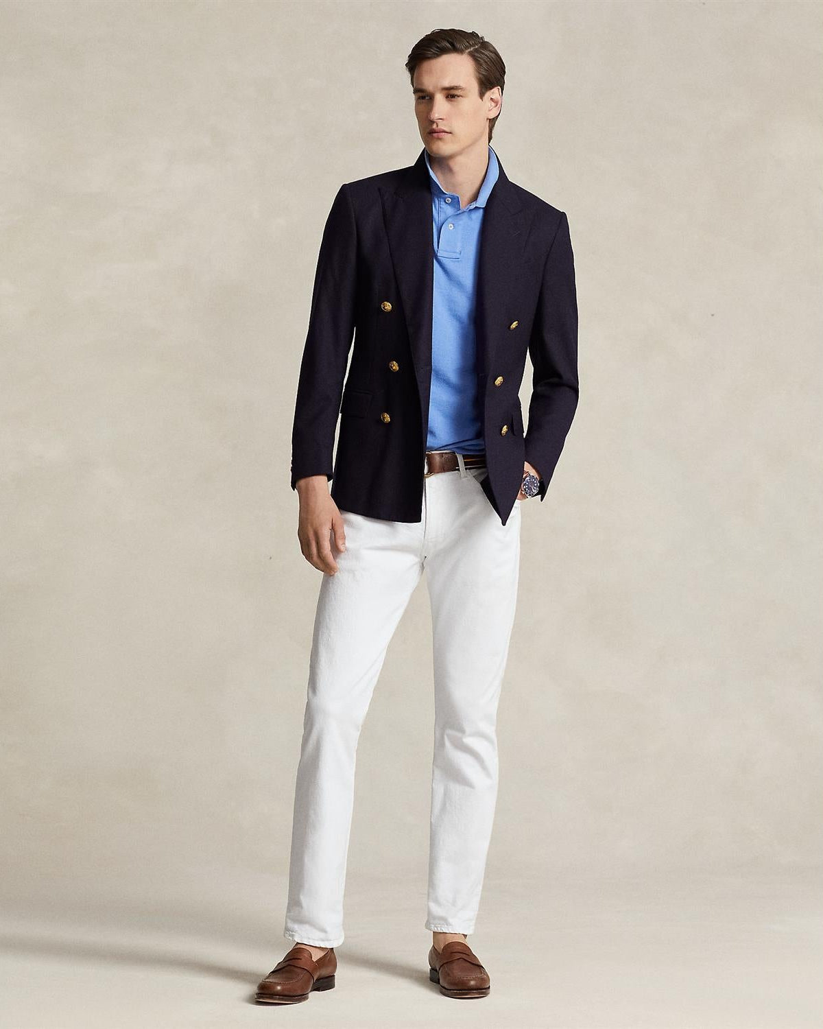 Modell i helfigur med et helt antrekk med plagget