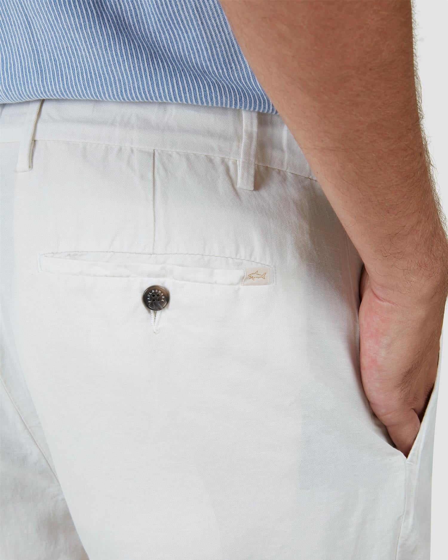 Modell med Shortsen på sett forfra, viser frontfold, skrålommer og klassisk lengde til over kneet