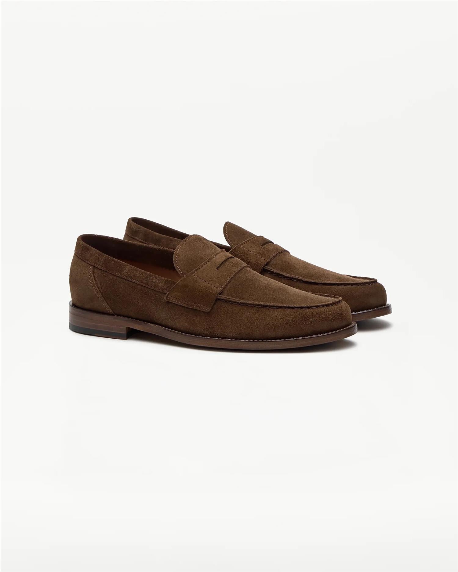 Elegante brune loafers i semsket skinn fra Lottusse, vist fra siden