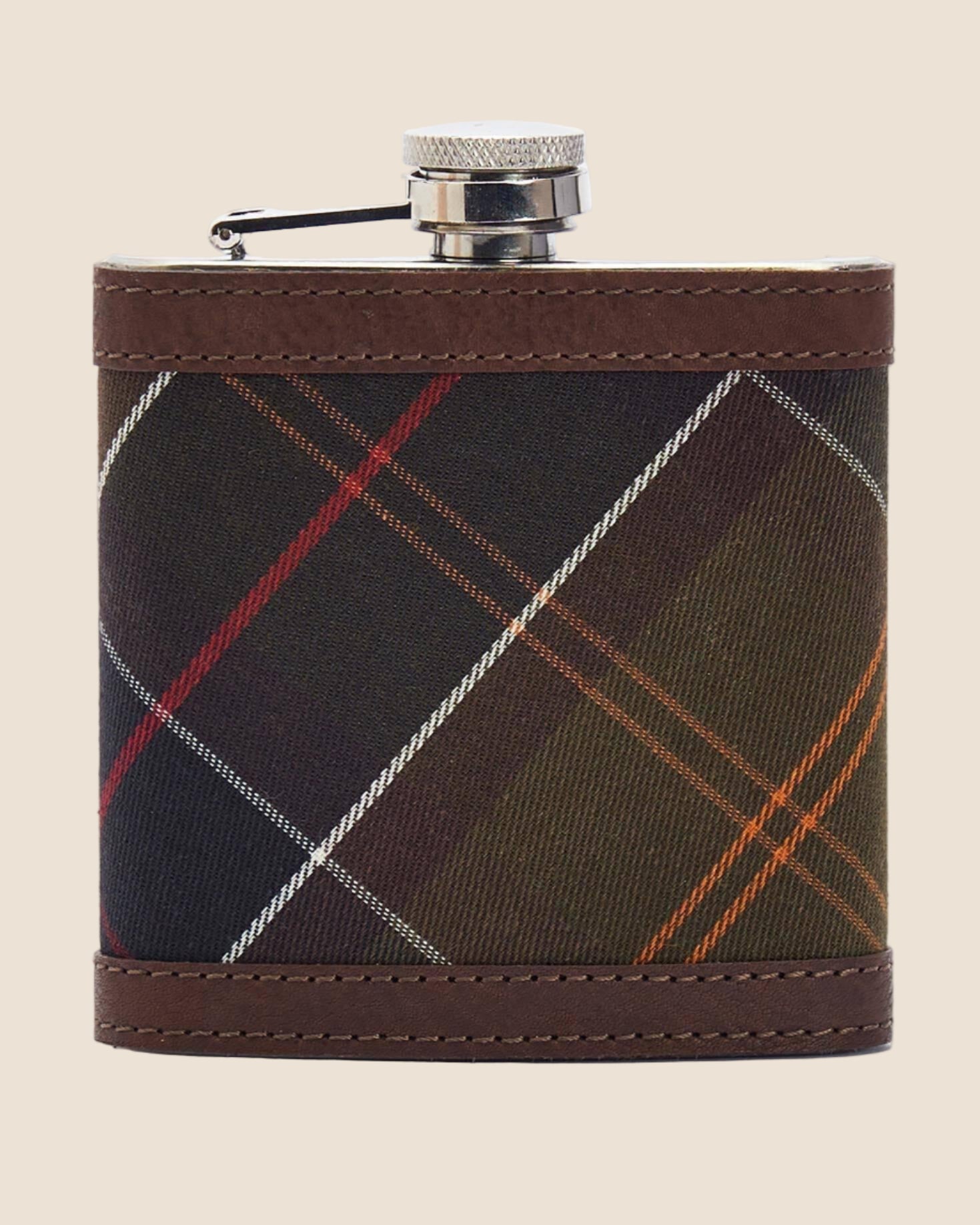 En sølvfarget lommelerke med trekk på utsiden i tartan mønster