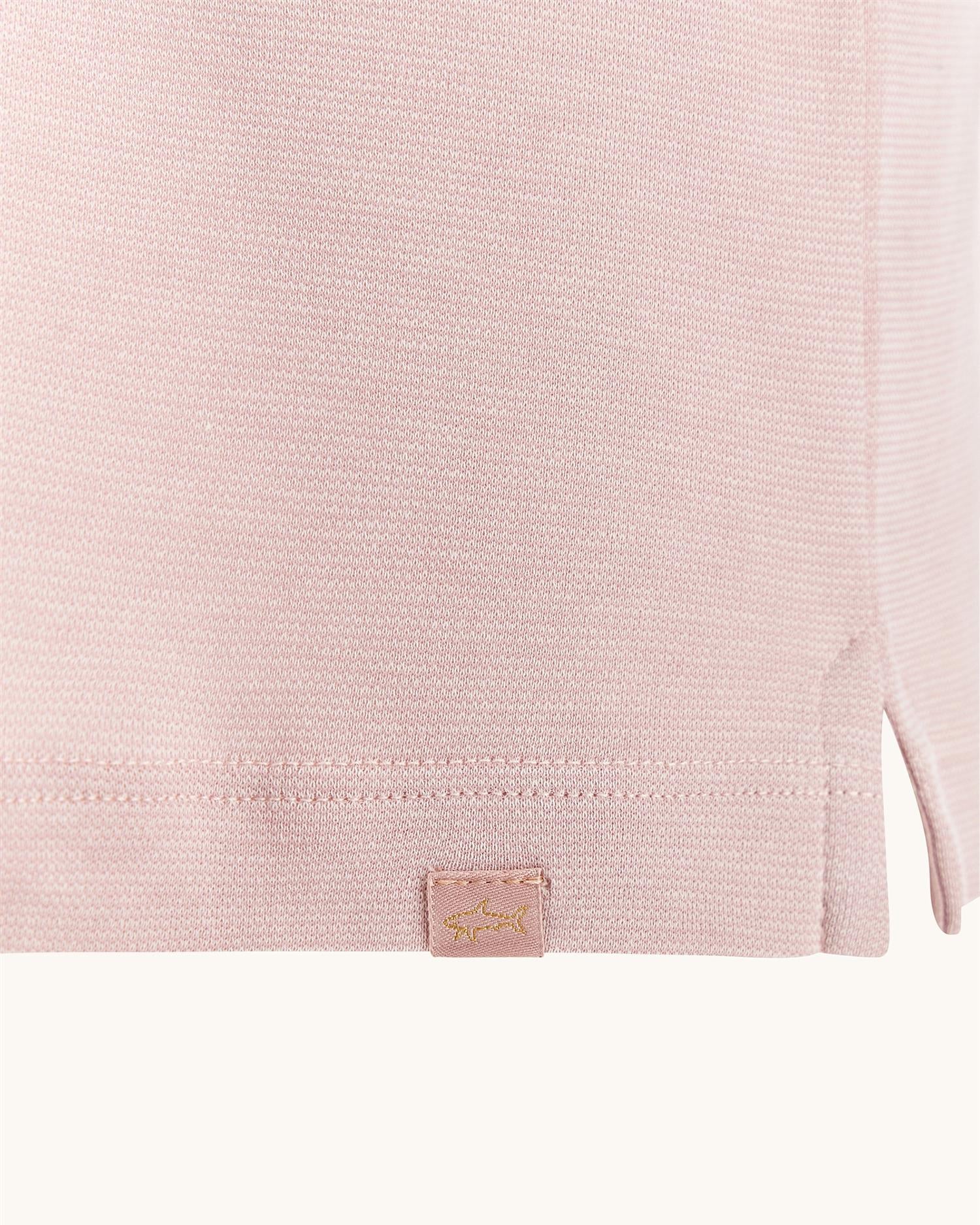 Detaljbilde av Paul & Shark logo på kanten av piqueen og splitt nederst på kanten