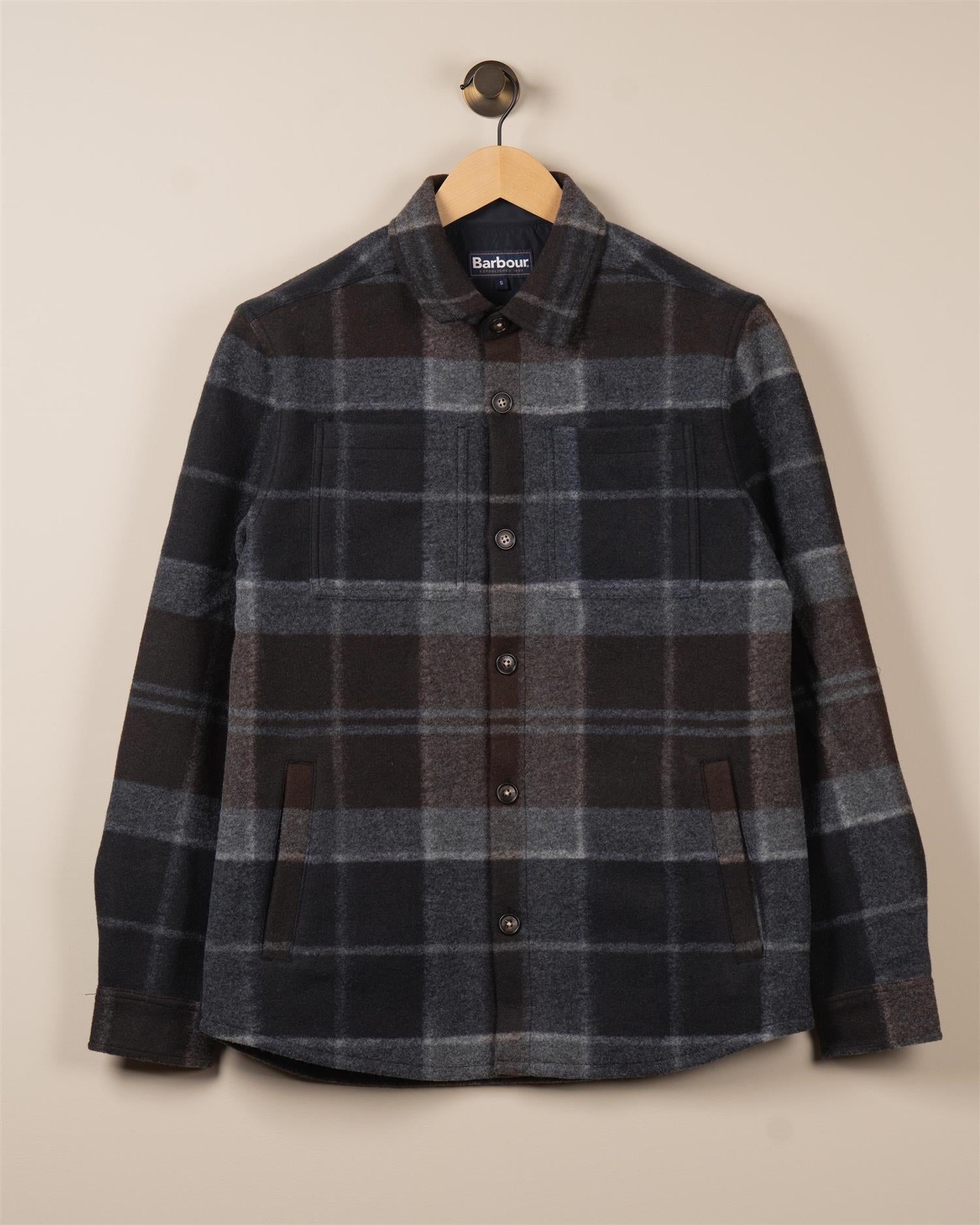 Barbour rutete overshirt i mørk grå og brun farge – stilfull herrejakke til høst og vinter.