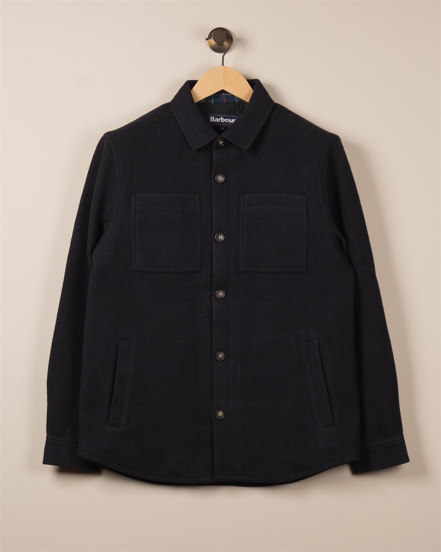 Barbour mørk marineblå overshirt for herre – klassisk og tidløs overshirt.