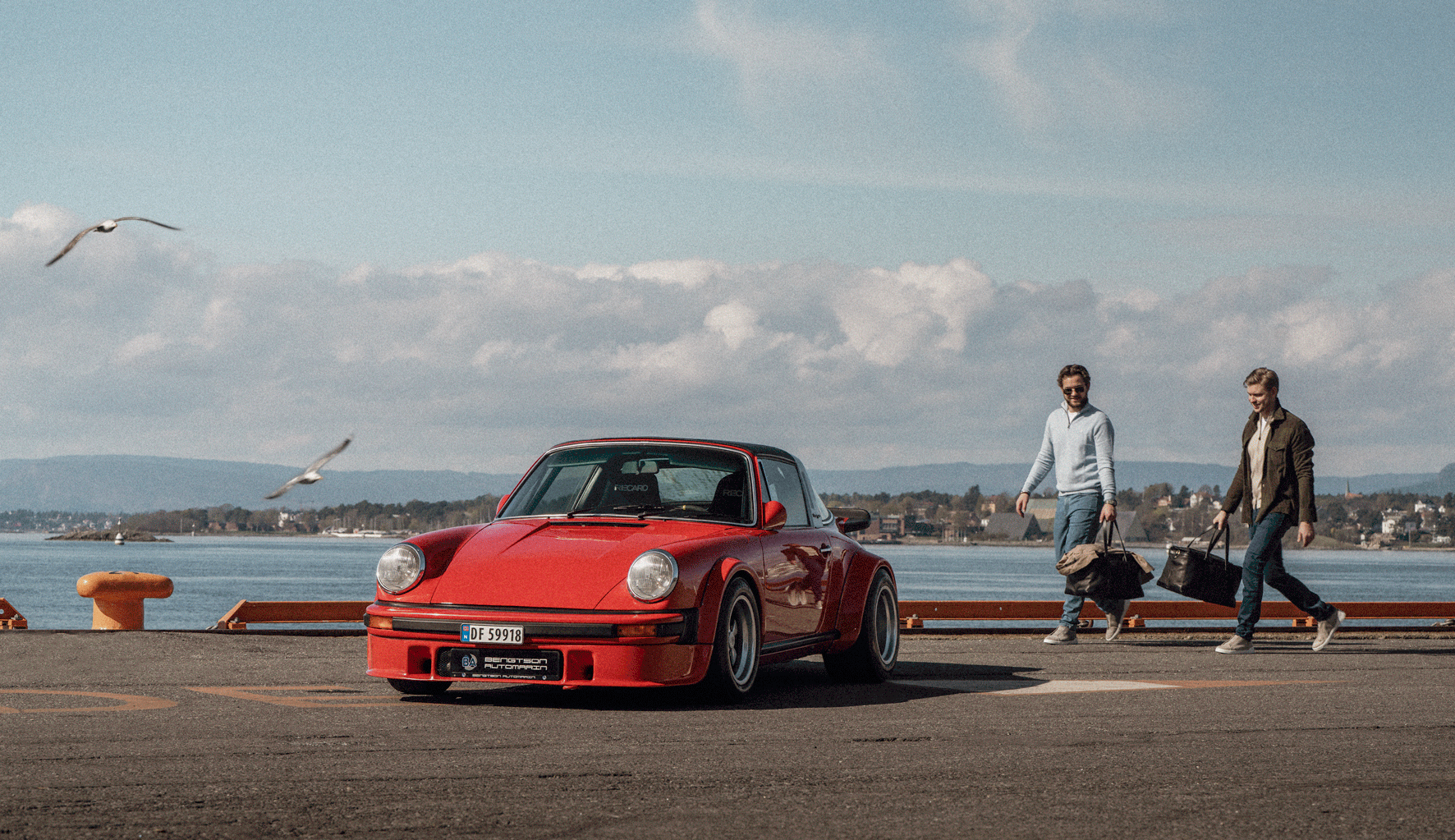 Porsche 911, half-zip genser fra Ralph Laruen, Jacob Cohën jeans, semsket skinn jakke og sneakers.