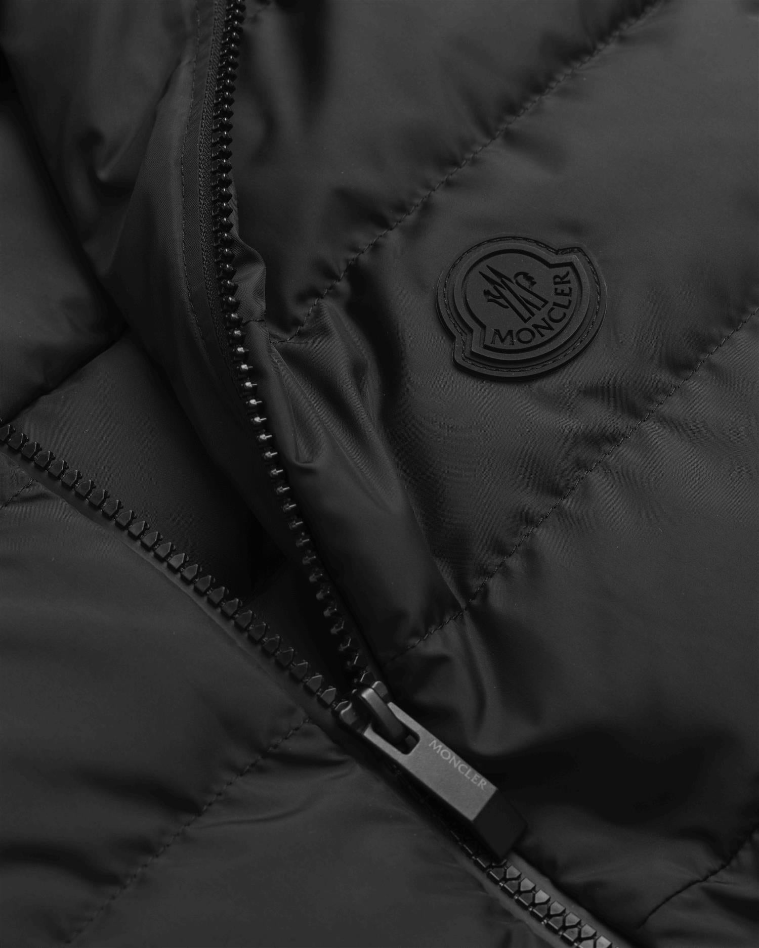 Nubiera Vest - Sort-MONCLER-www.gunnaroye.no