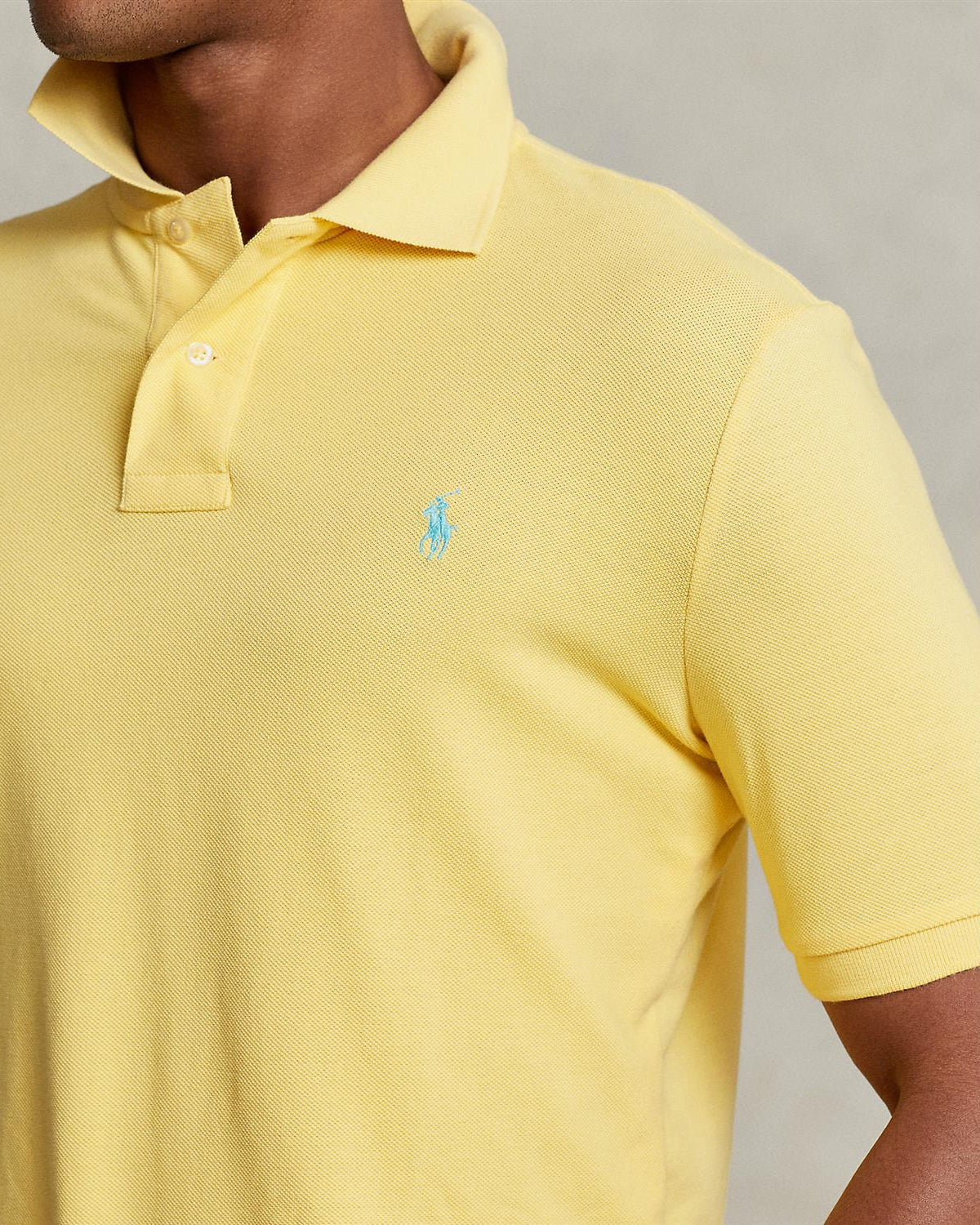 Nærbilde av pique, viser brystpartiet og logo