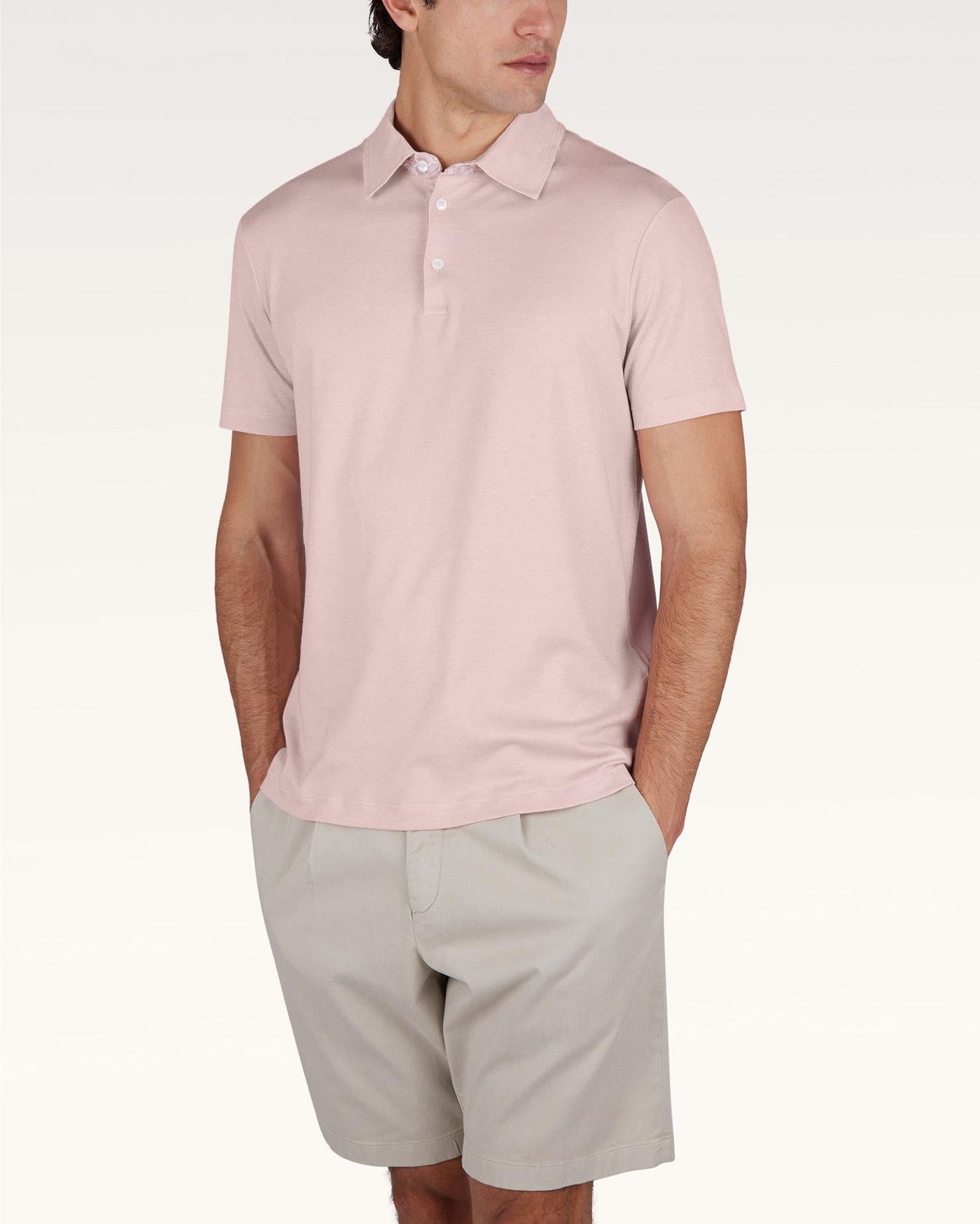 Lyserosa Paul & Shark polo med korte ermer og treknappers stolpe, vist på modell kombinert med beige shorts.