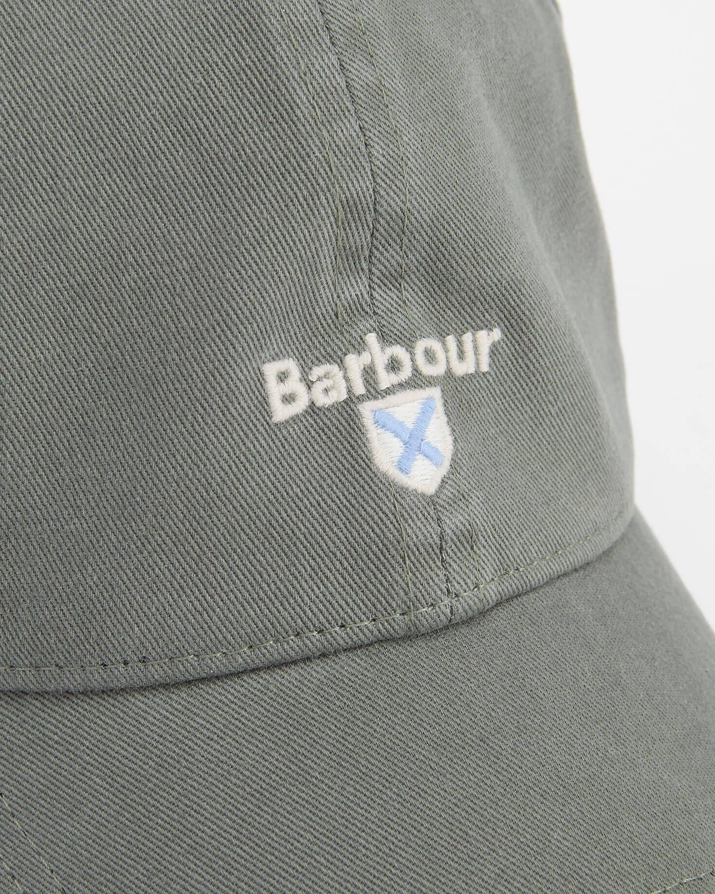Nærbilde av Barbour logo og våpenskjold under. Plassering rett over brem