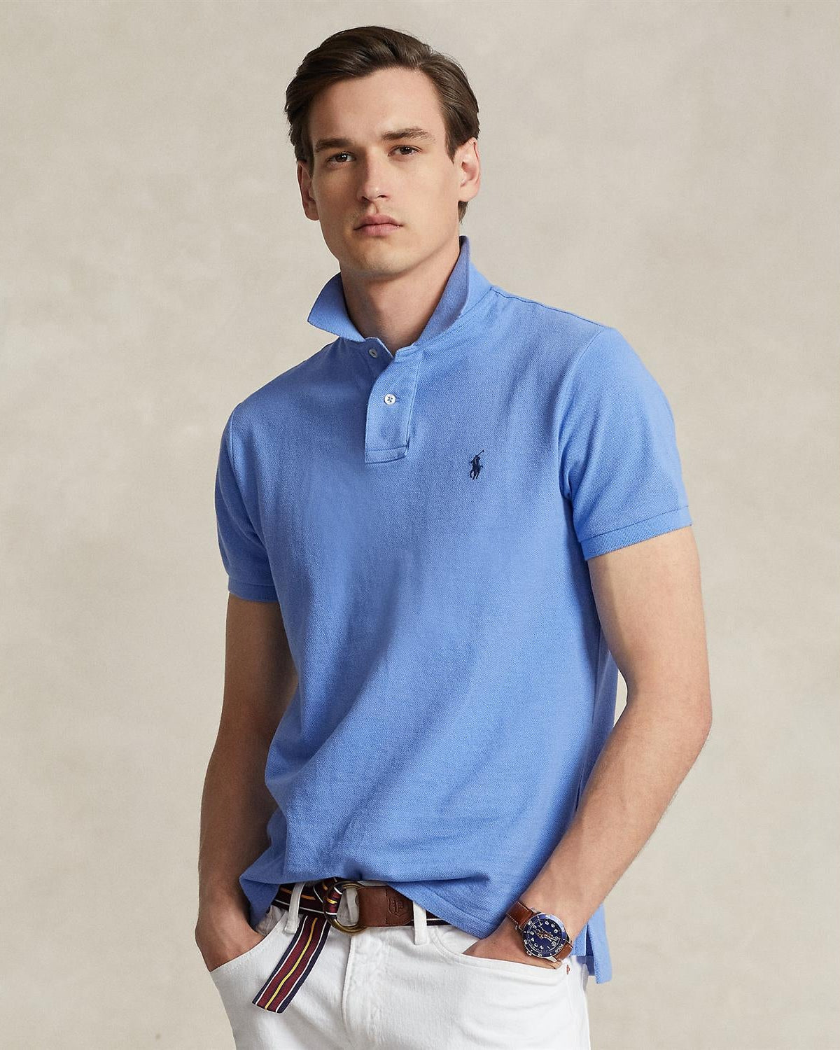 Halvfigur, modell med plagget på sammen med en bukse