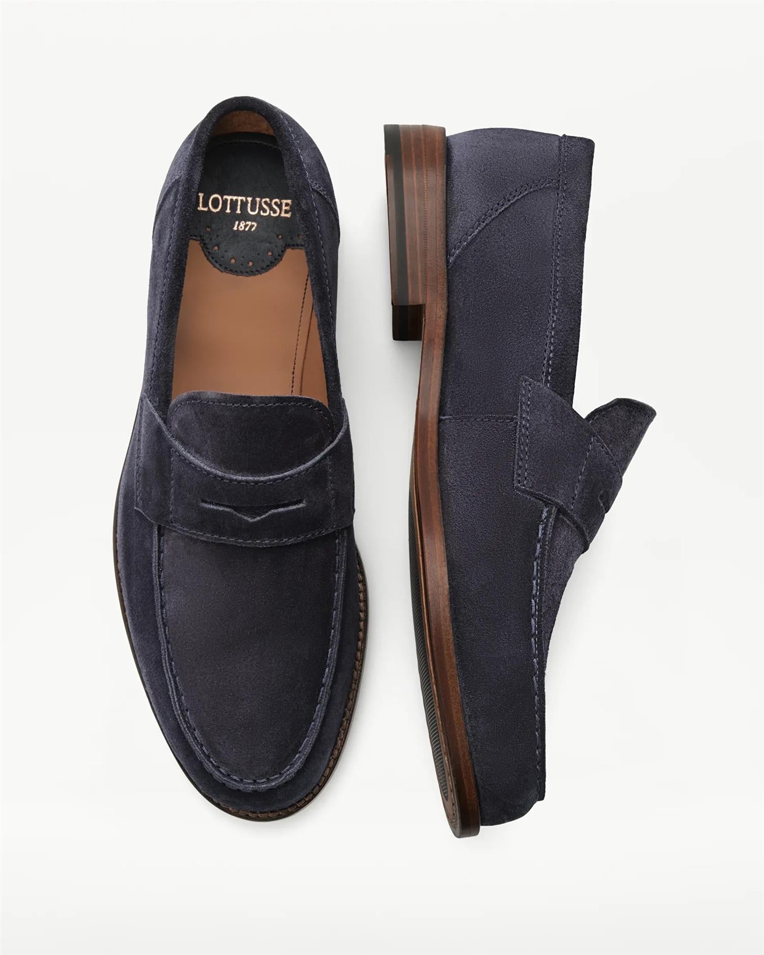 Navy blå loafers i semsket skinn fra Lottusse vist ovenfra og fra siden med brun såle og klassisk penny-detalj.