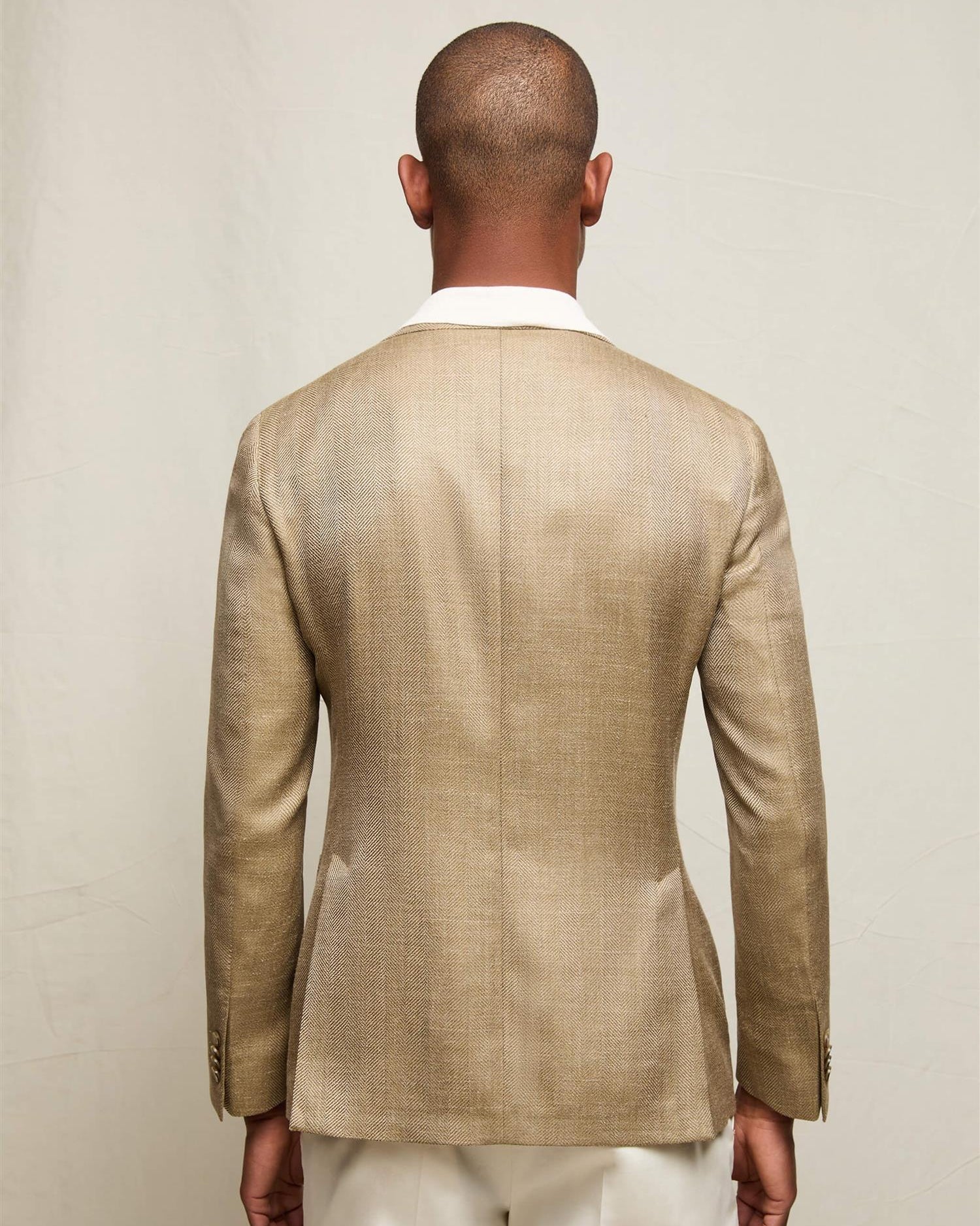 Jakken bakfra, elegant og bevegelig passform