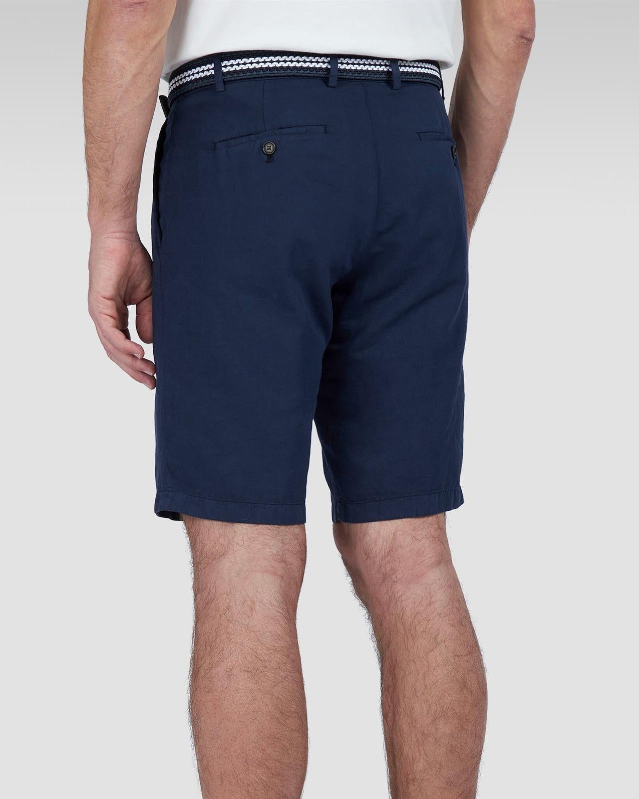 Bakside av bermudashortsen viser knappede baklommer og regular fit passform.