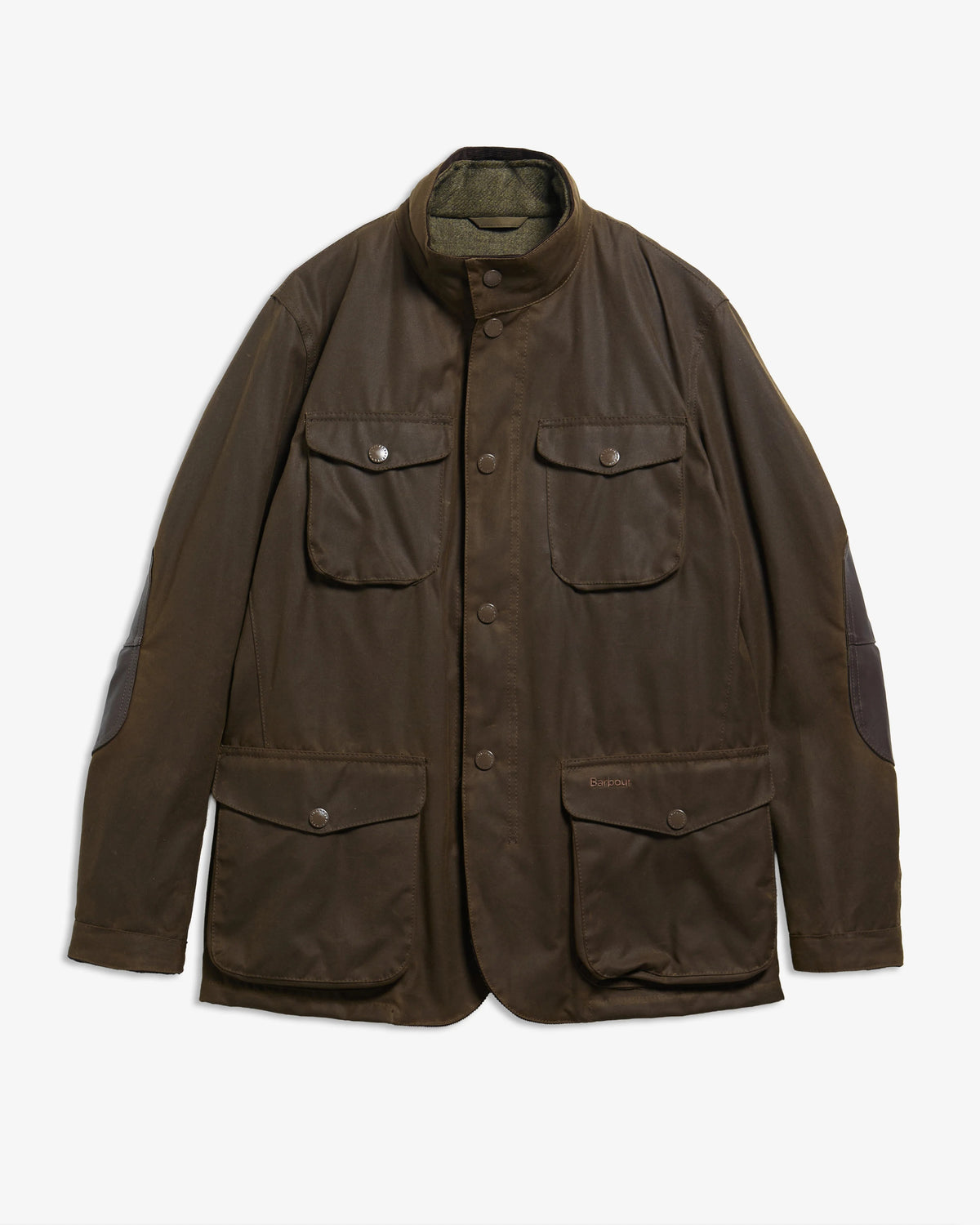 Modell i Barbour Ogston voksjakke i oliven med vattert vest under, sett forfra