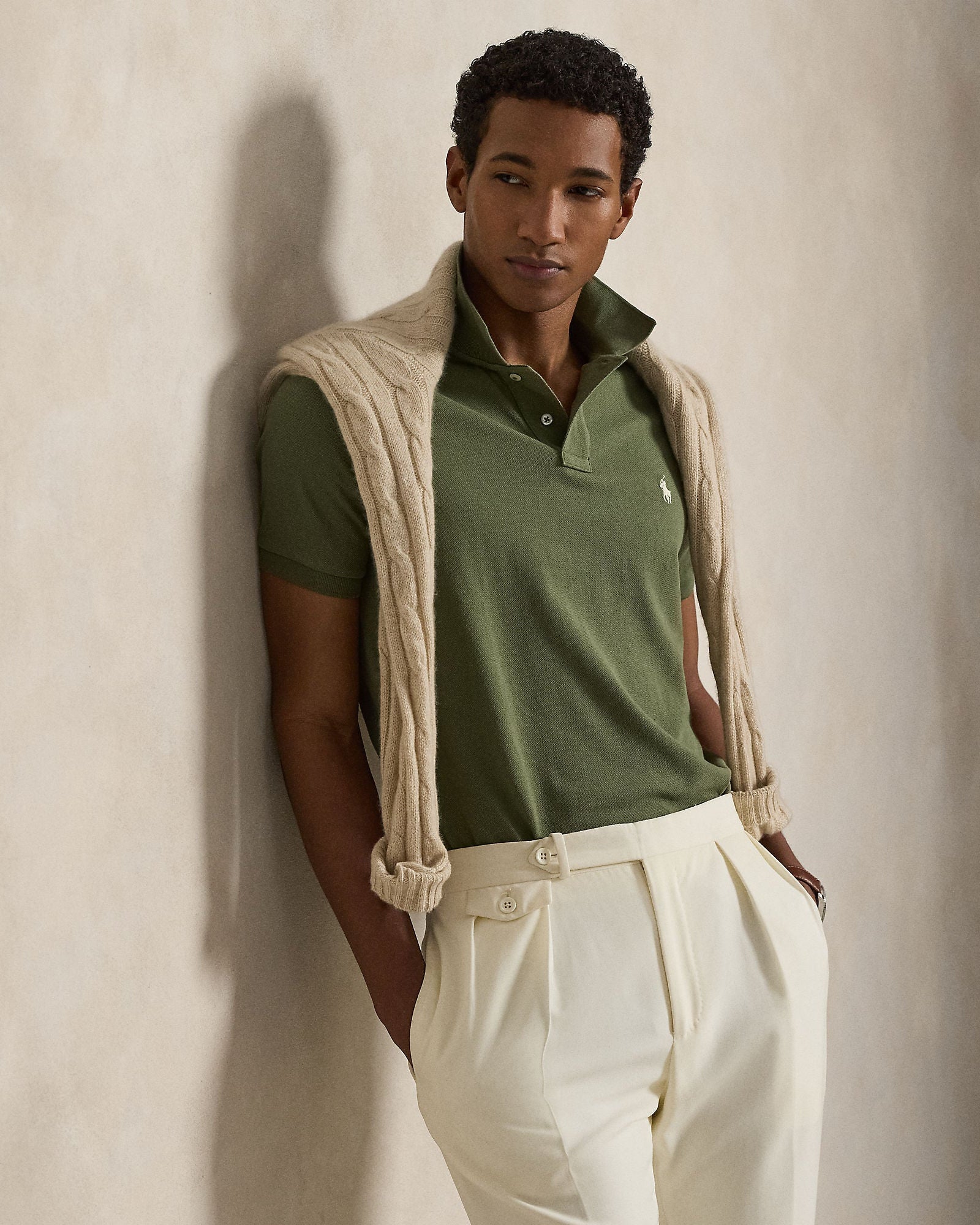 Nærbilde av pique, viser brystpartiet og logo