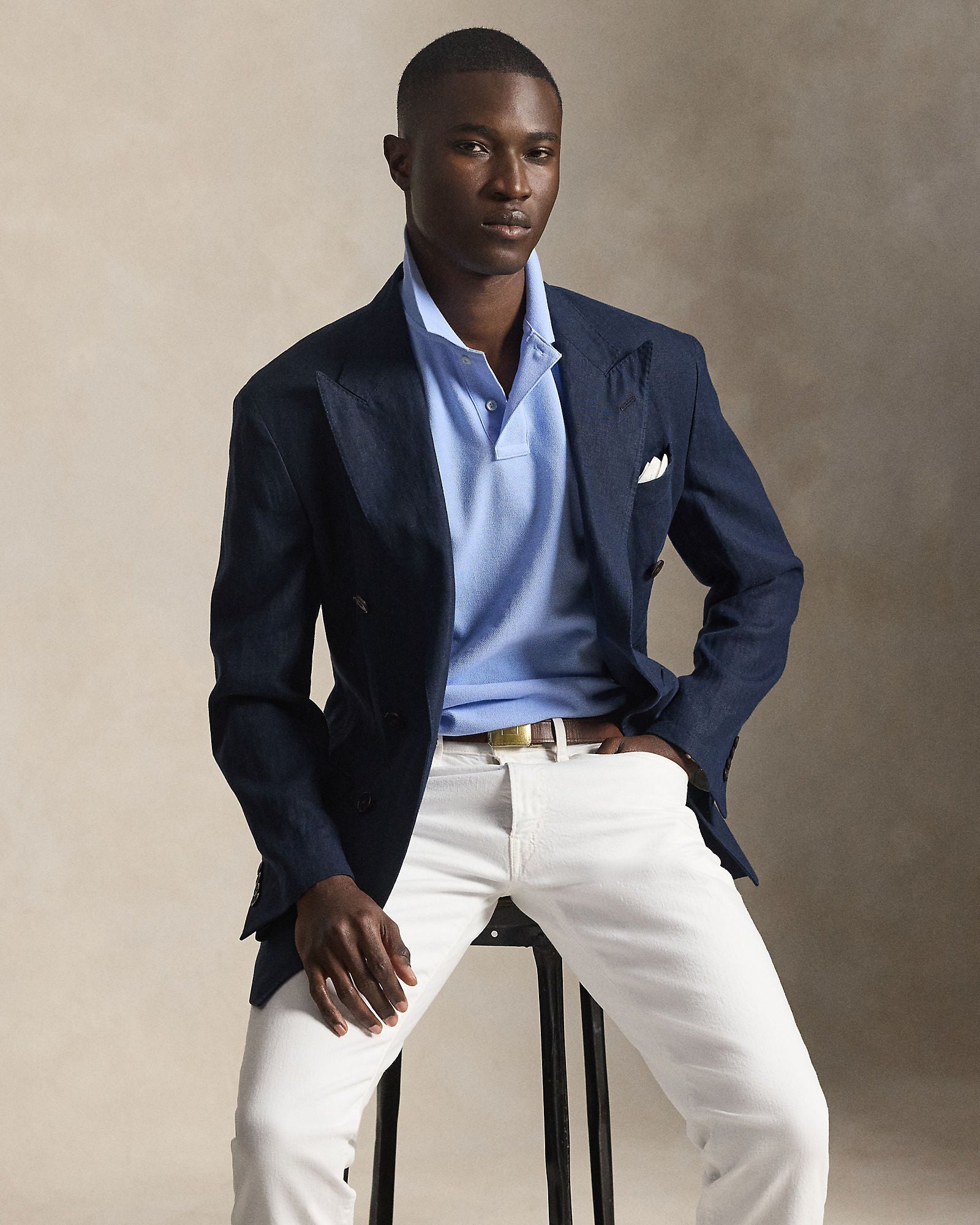 Modell i helfigur med et helt antrekk med plagget