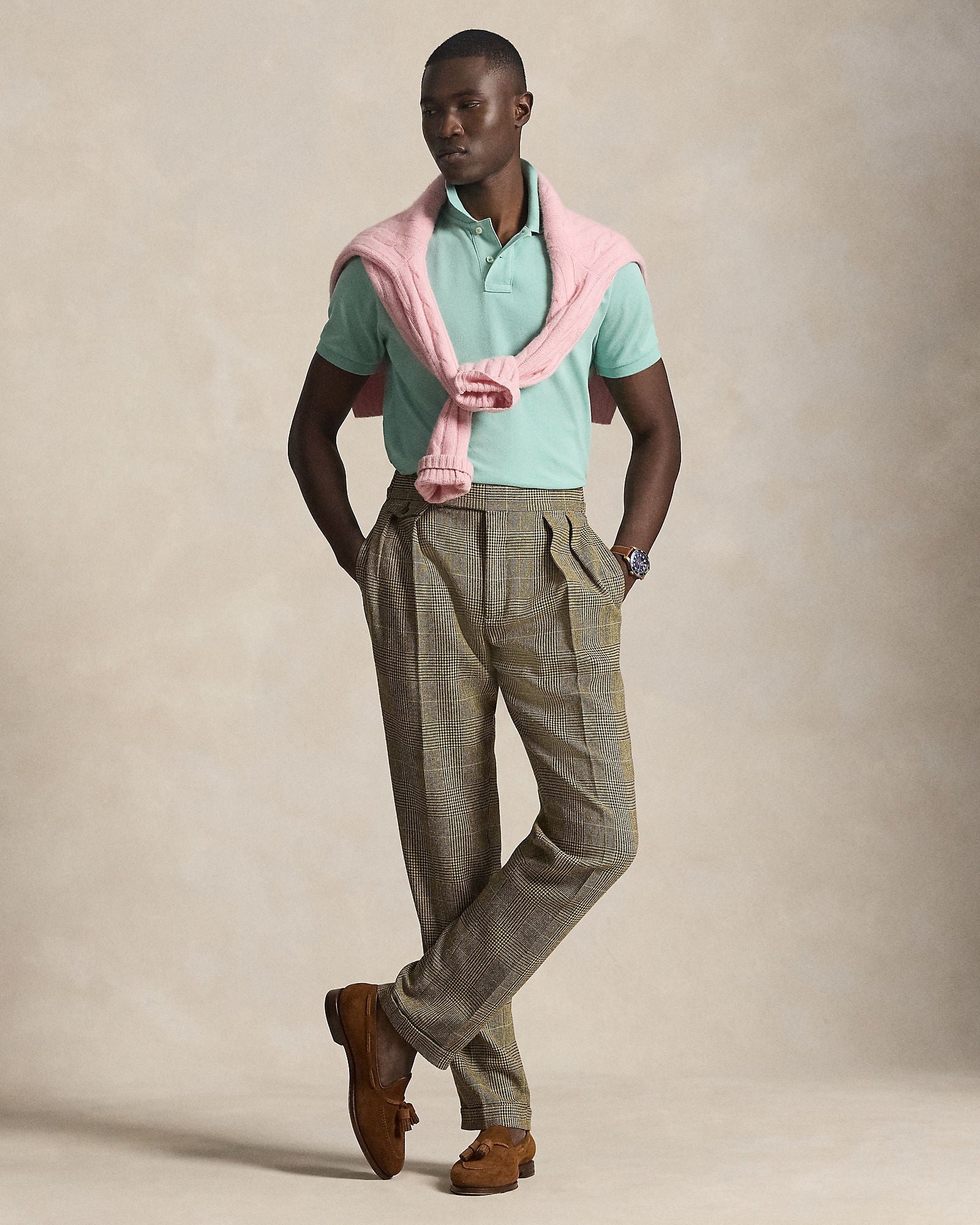 Modell i helfigur med et helt antrekk med plagget