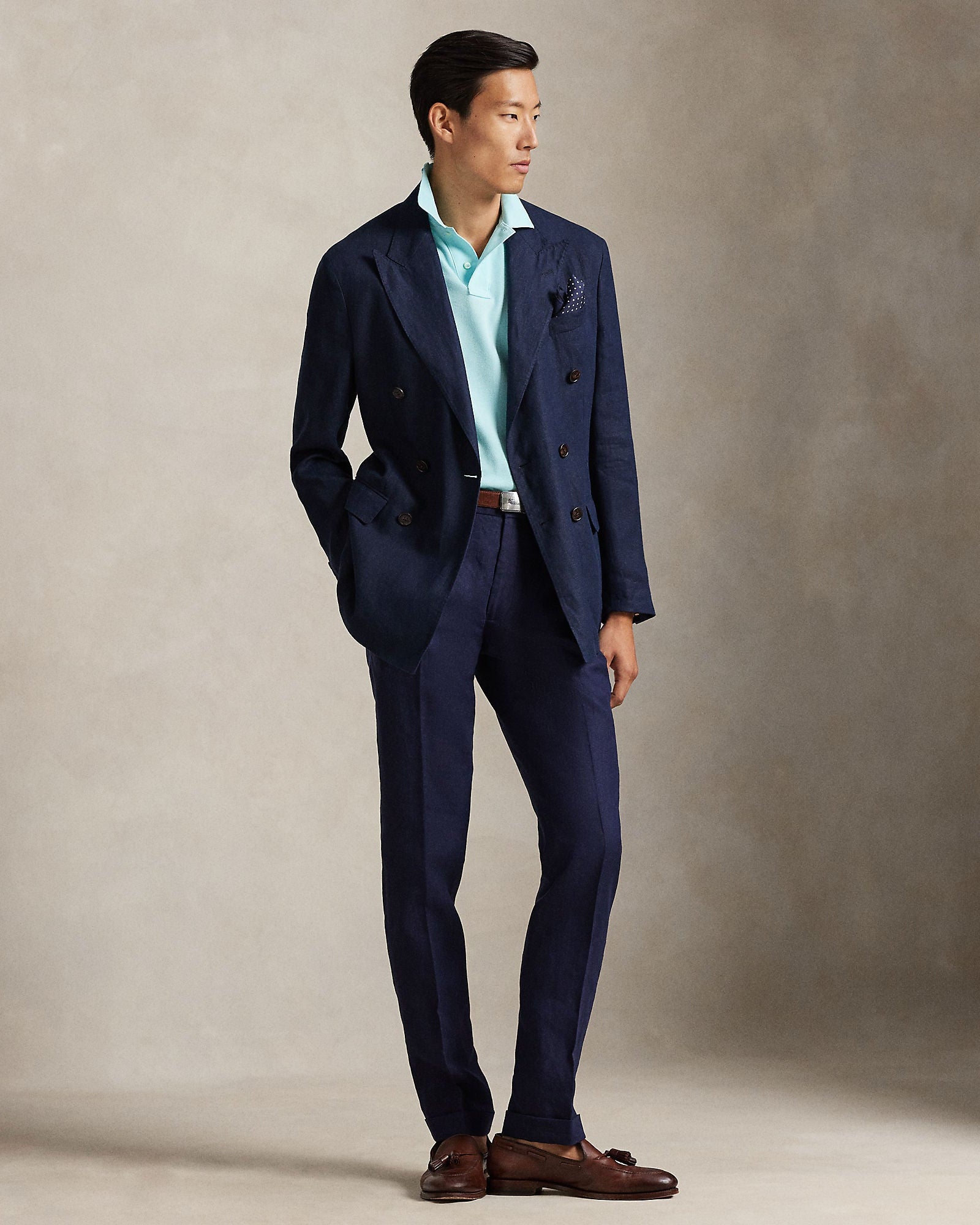 Modell i helfigur med et helt antrekk med plagget